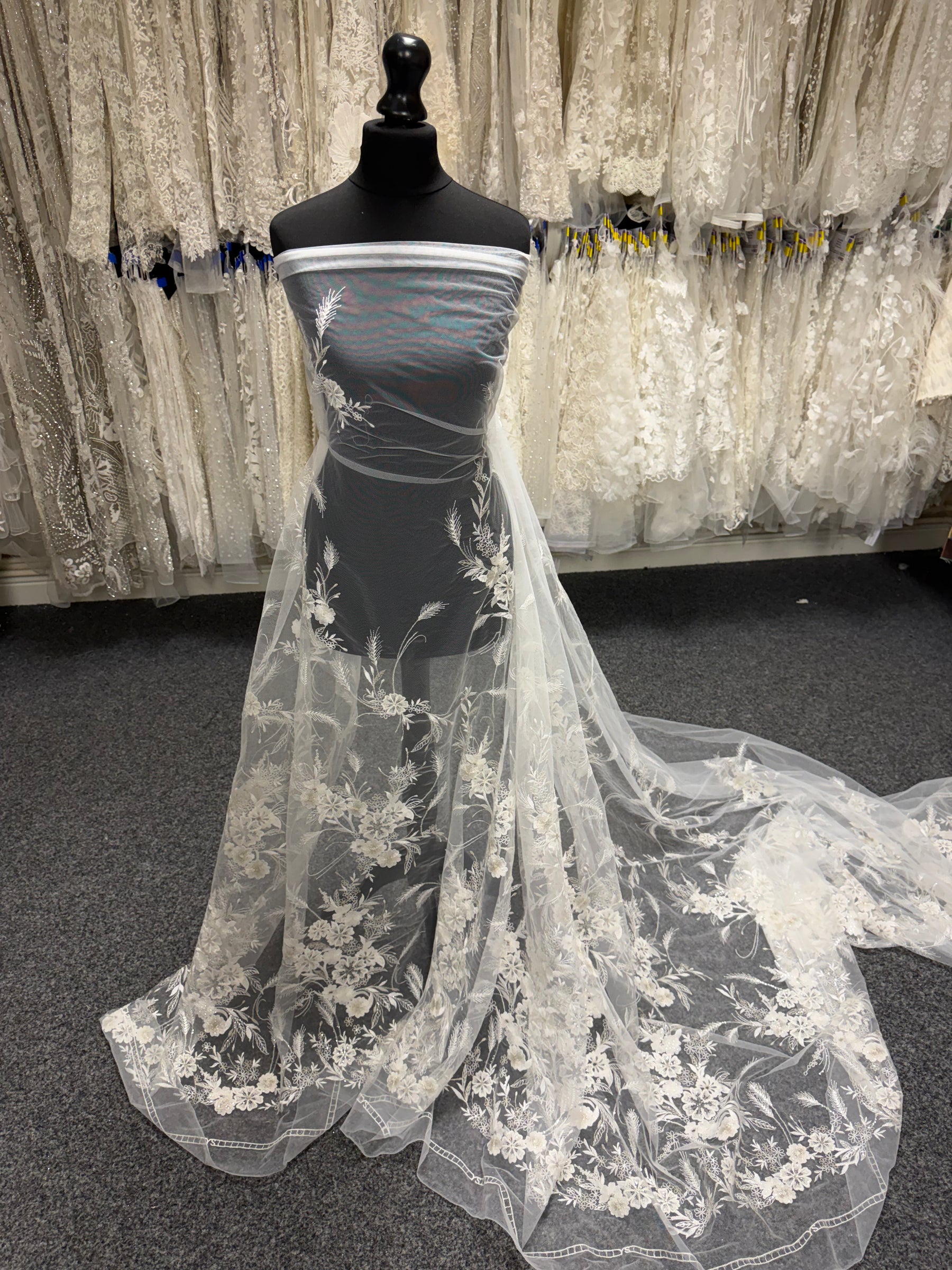 Dentelle brodée de sequins ivoire - EB3036