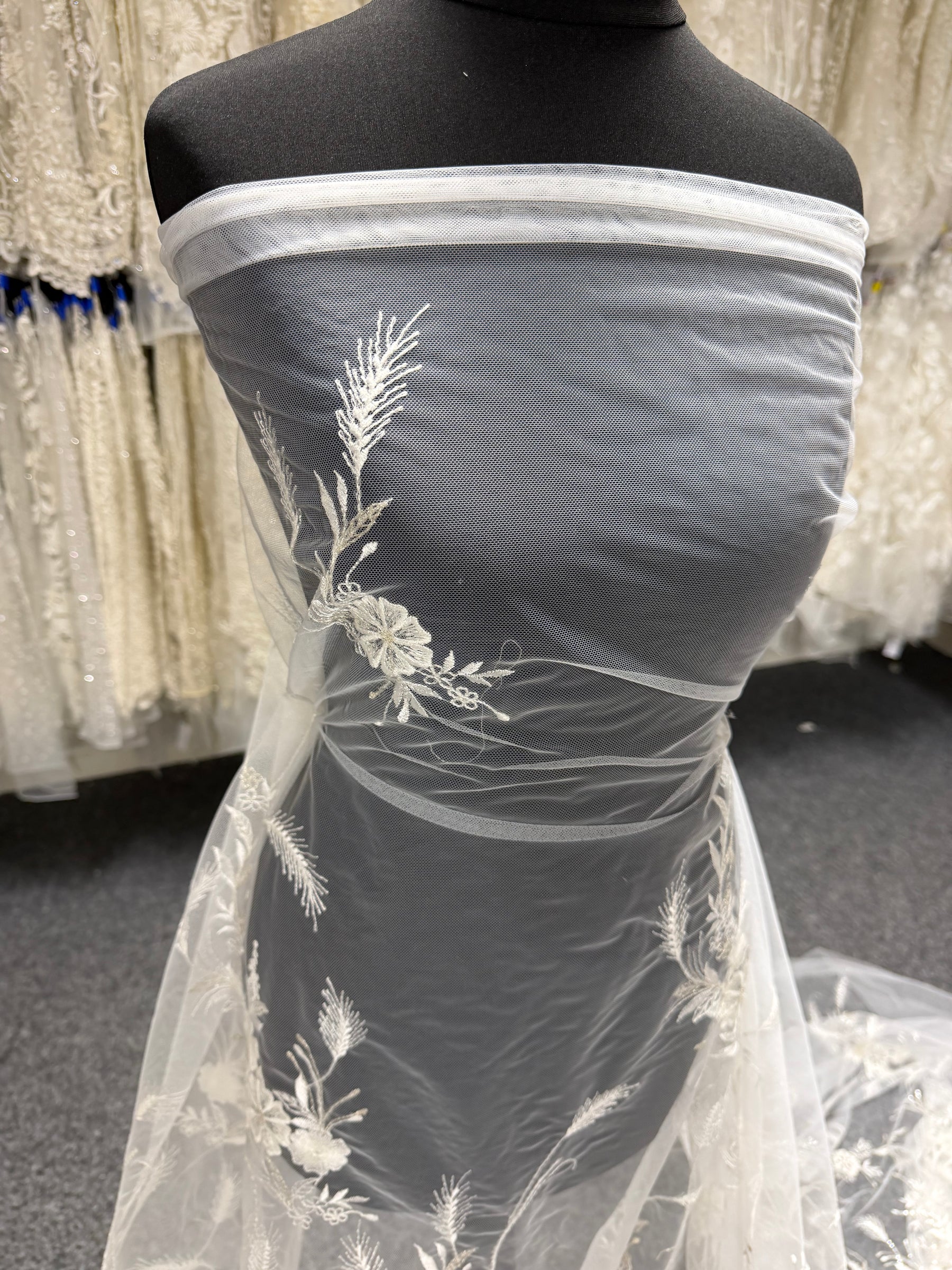 Dentelle brodée de sequins ivoire - EB3036