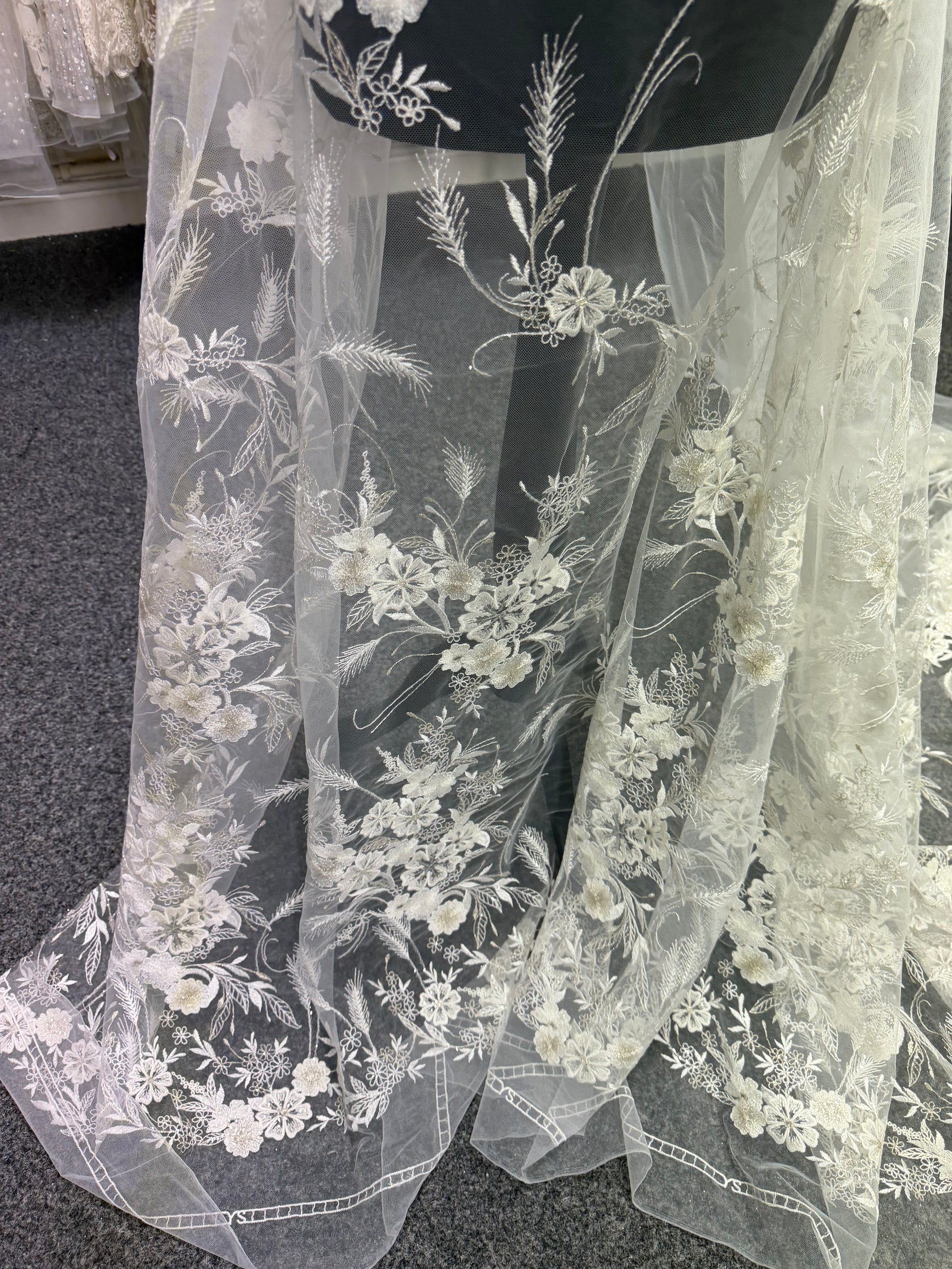 Dentelle brodée de sequins ivoire - EB3036