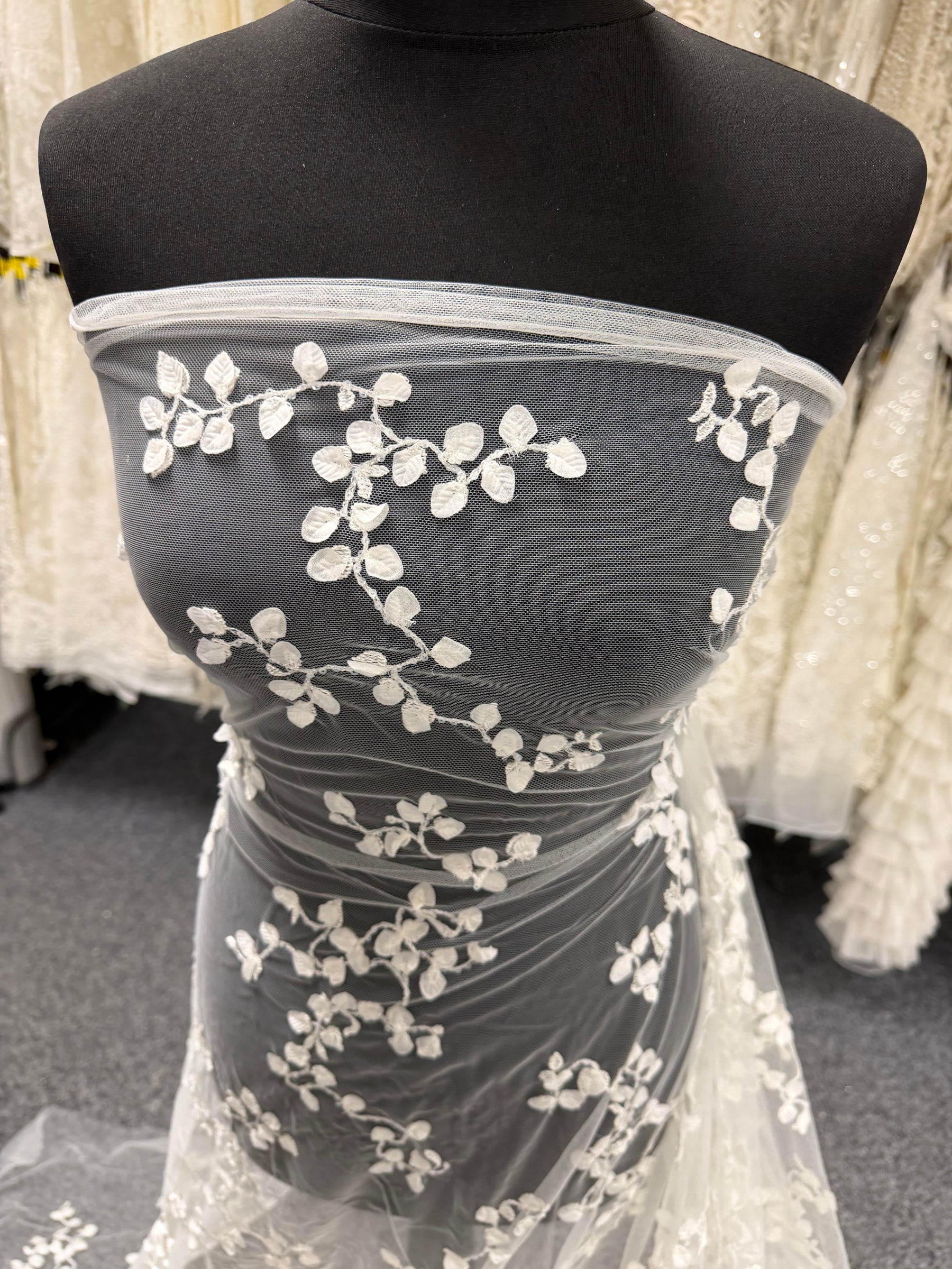 Dentelle brodée de sequins ivoire - EB3042