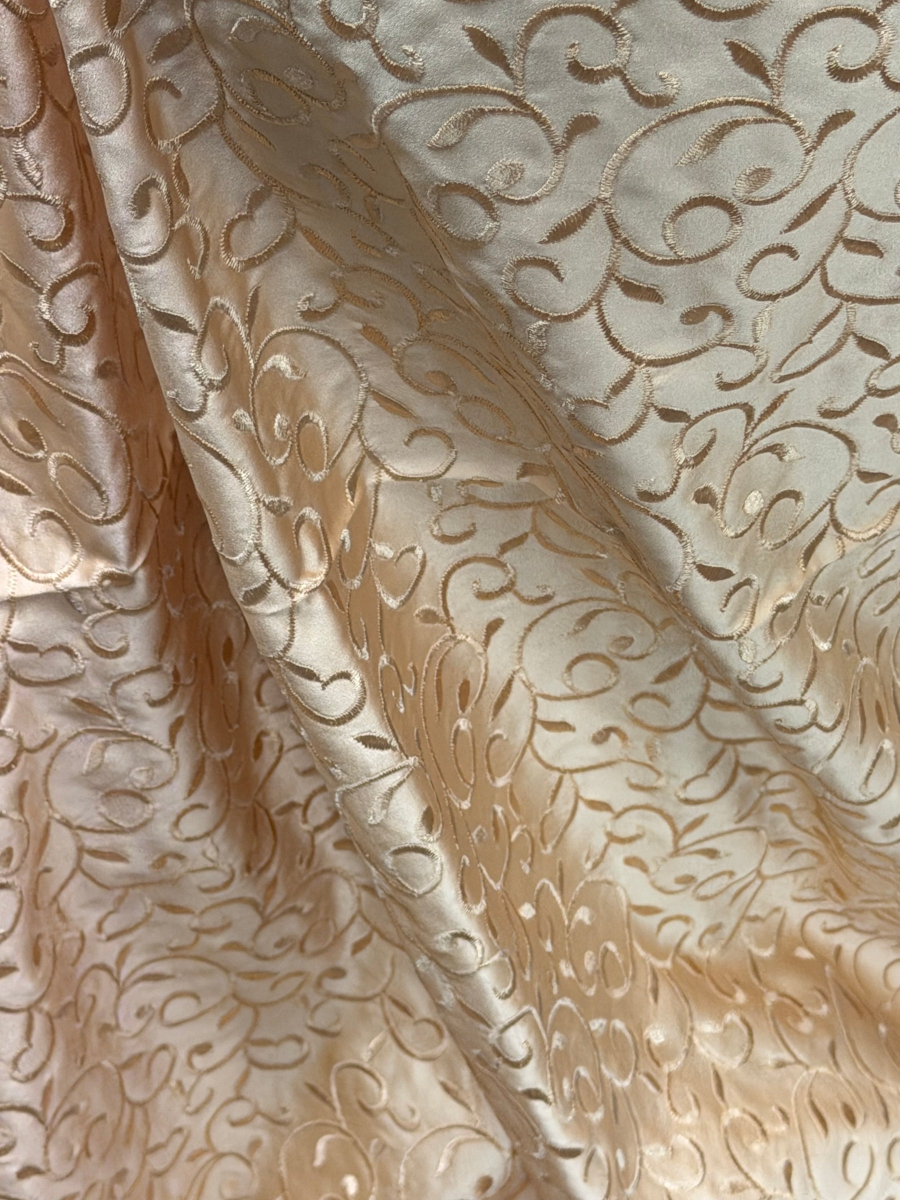 Miel/Miel satin duchesse brodé - P476