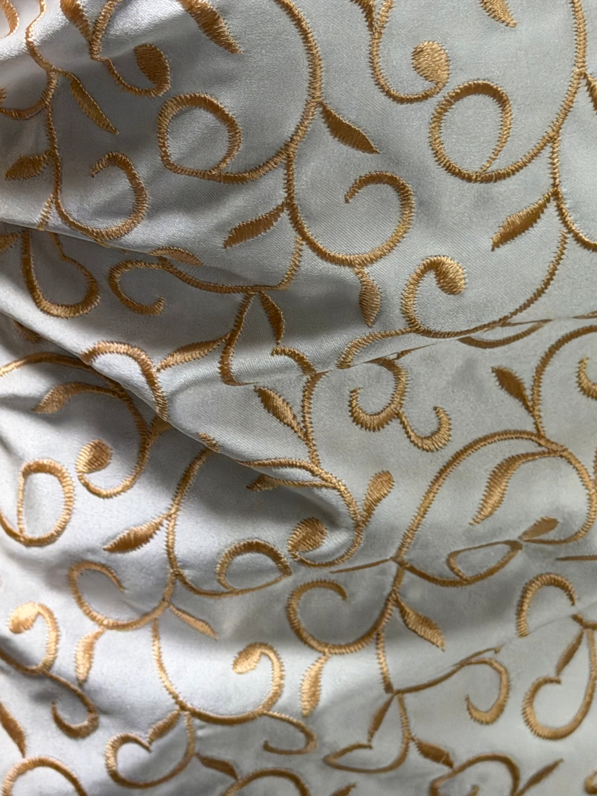 Satin duchesse brodé ivoire/miel - P476