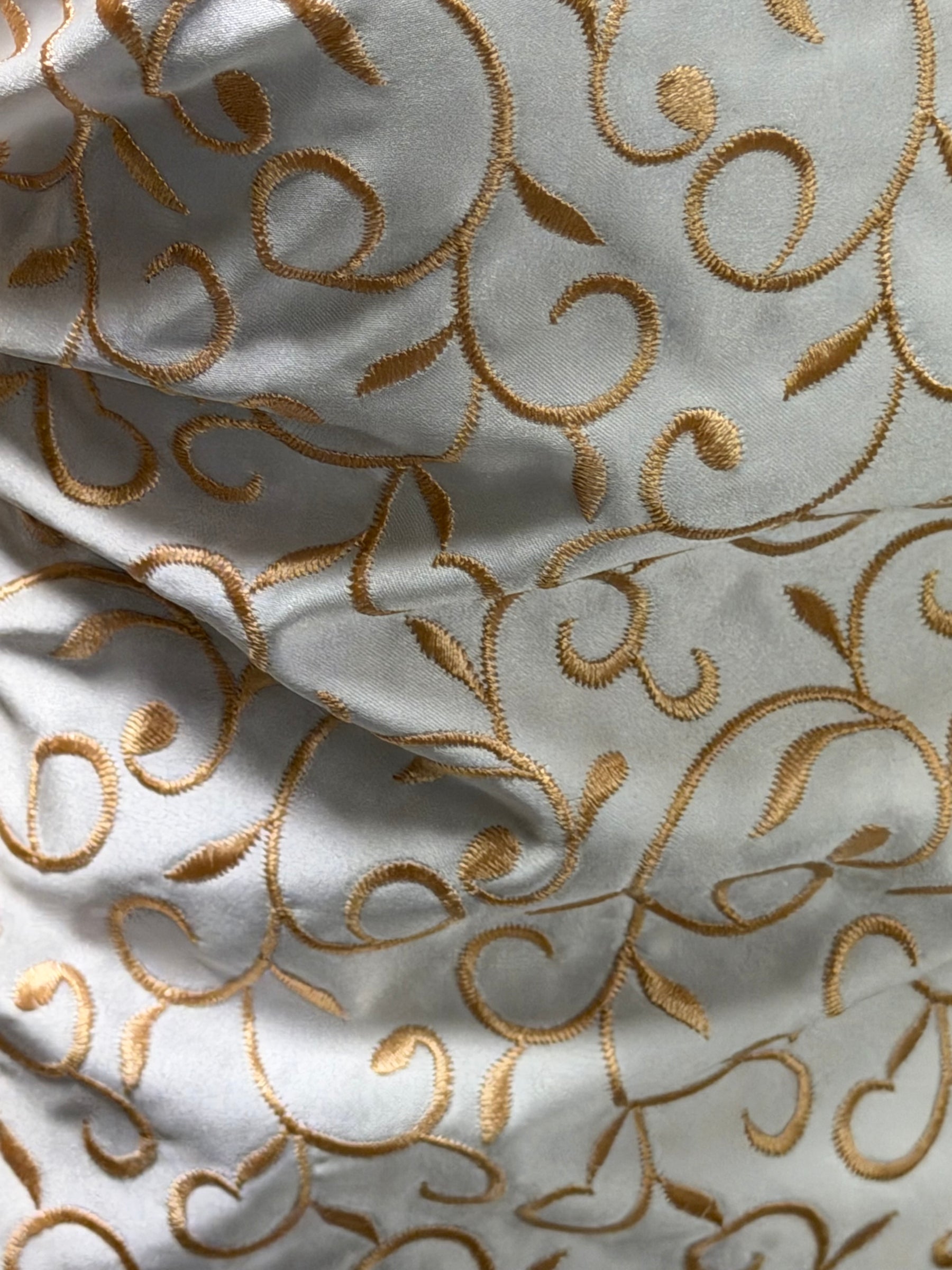 Satin duchesse brodé ivoire/miel - P476
