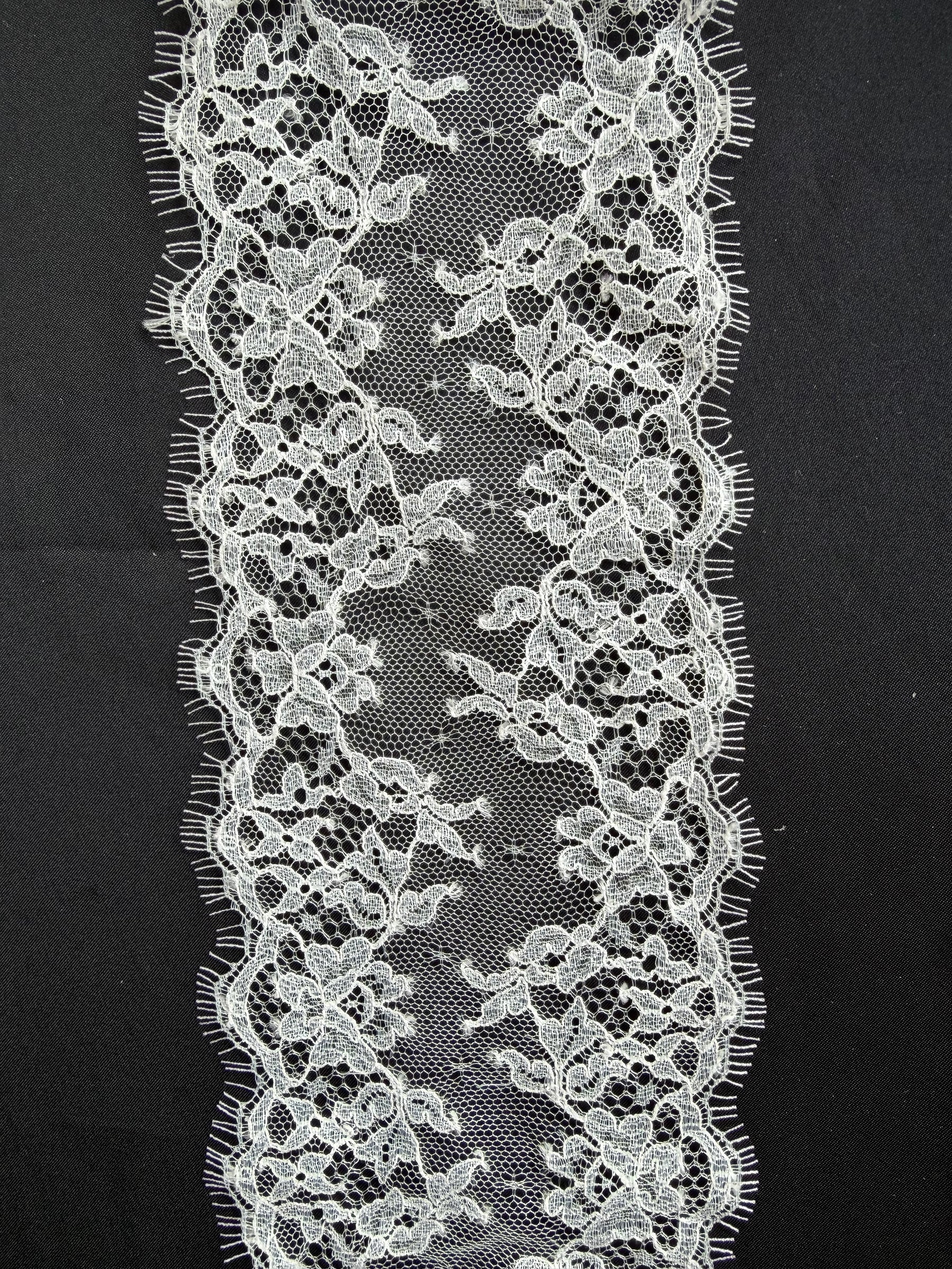 Dentelle Chantilly couleur ivoire pâle - Halston