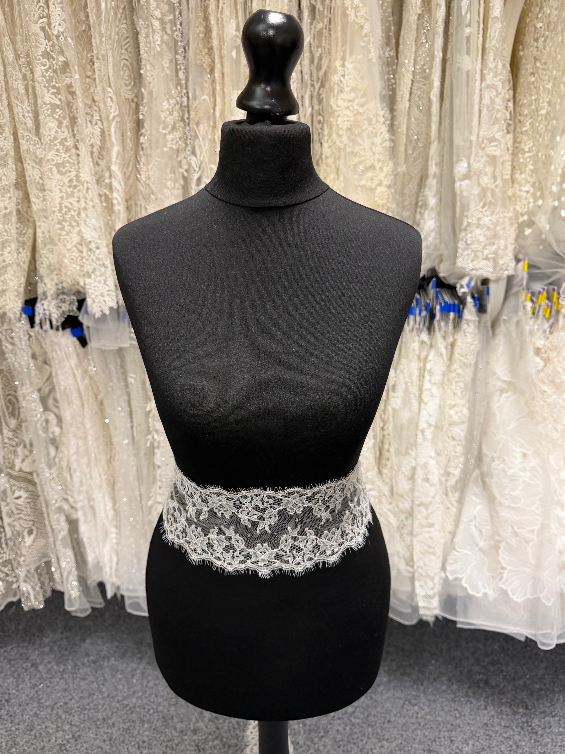 Dentelle Chantilly couleur ivoire pâle - Halston