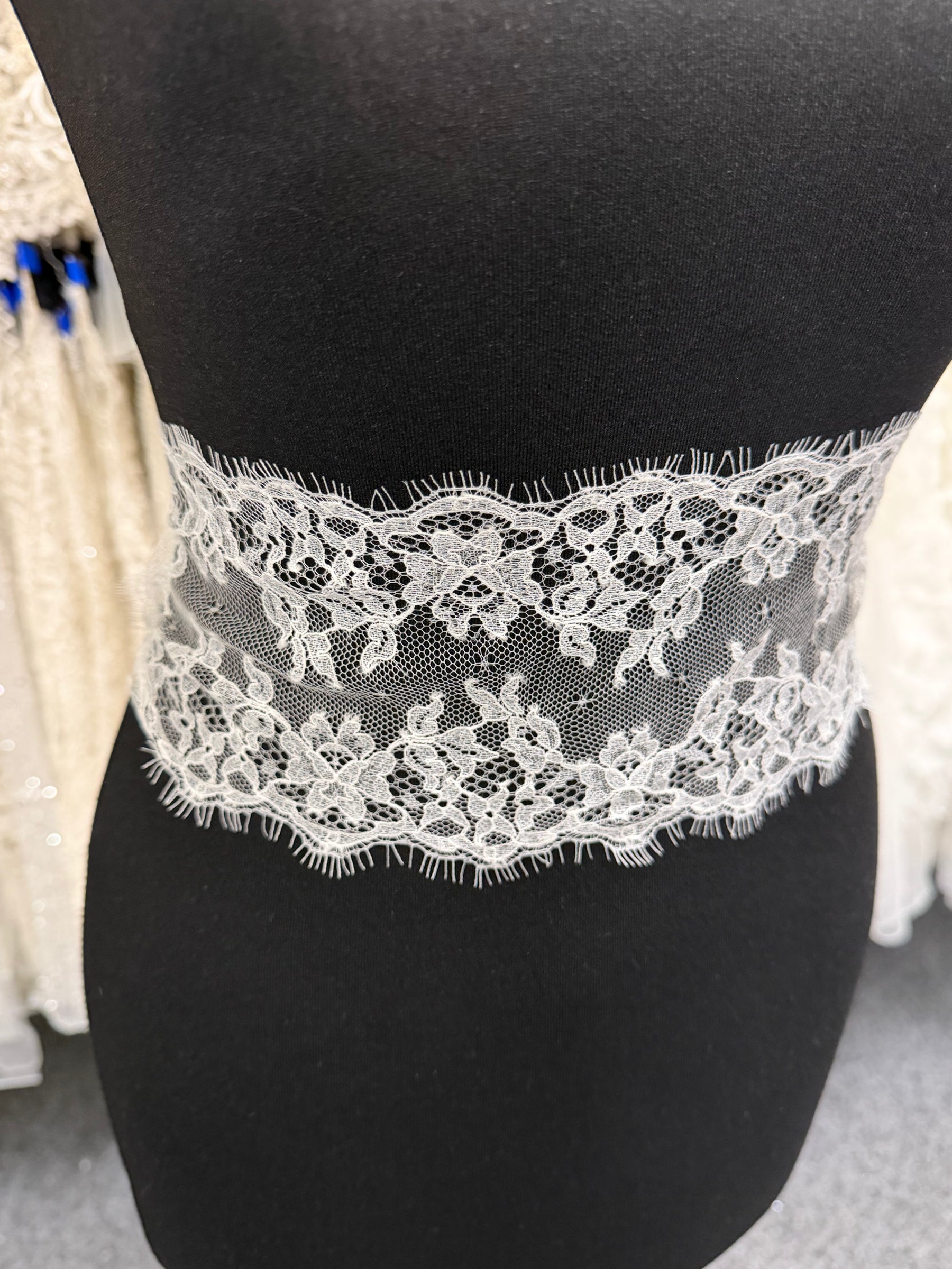 Dentelle Chantilly couleur ivoire pâle - Halston