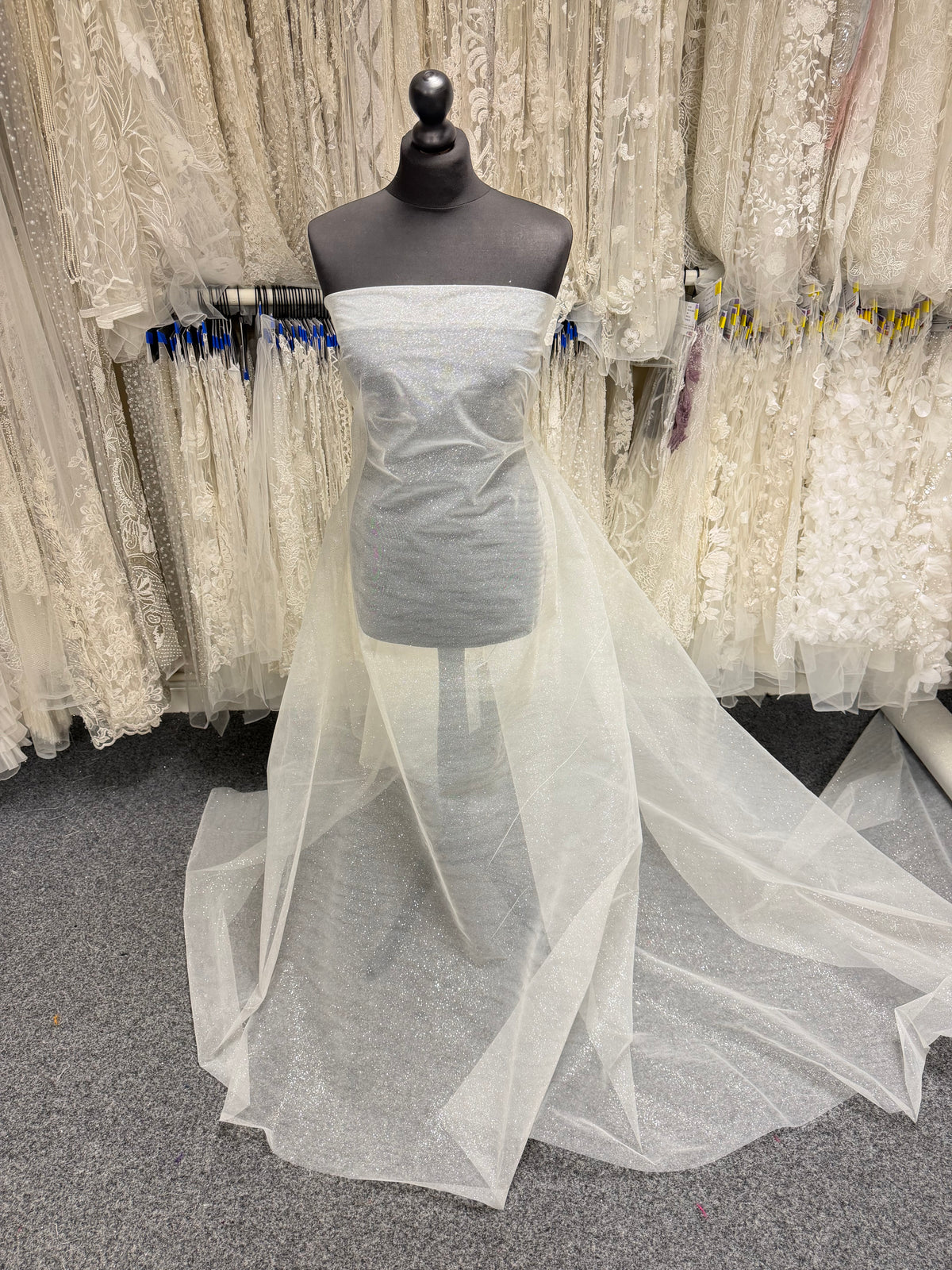 Tulle ivoire à paillettes argentées - P15