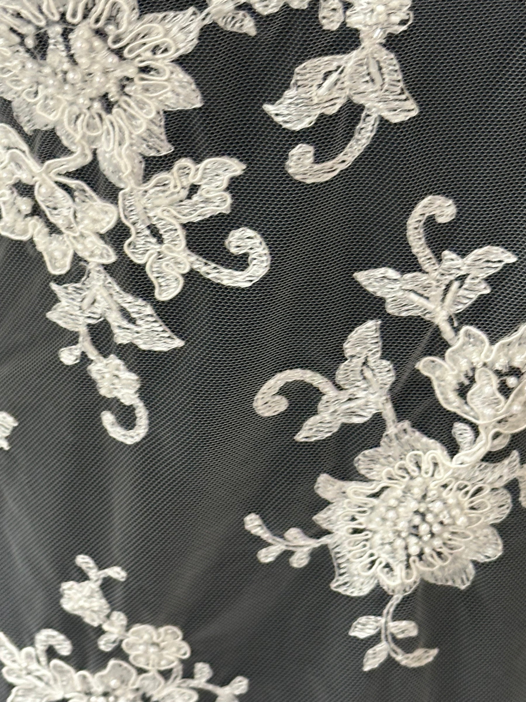 Dentelle ivoire perlée et cordée - Ziggourat