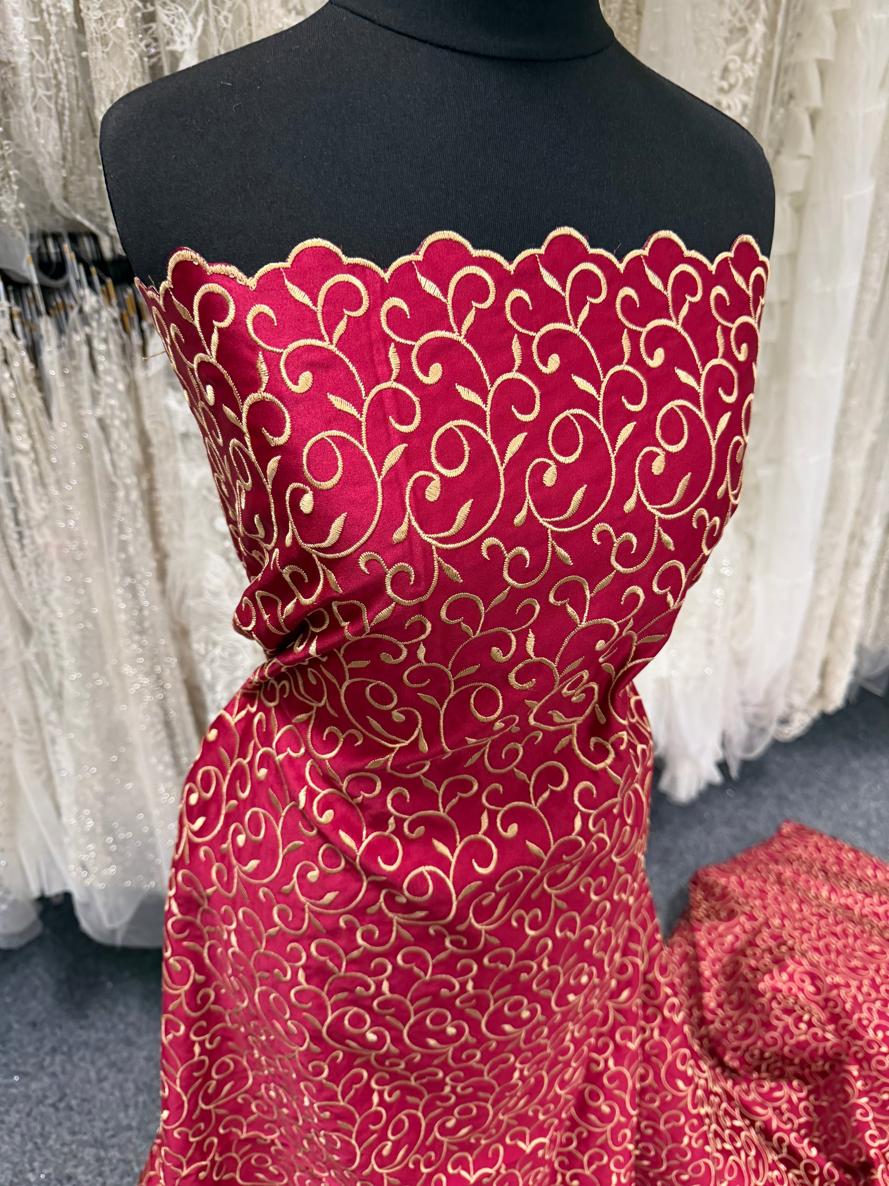 Satin Duchesse Brodé Or Foncé/Vin Clair - P476