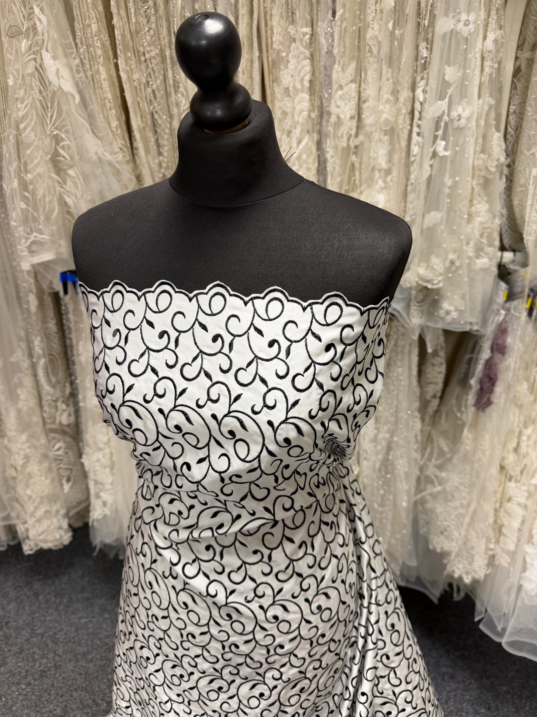 Satin duchesse brodé ivoire/noir - P476