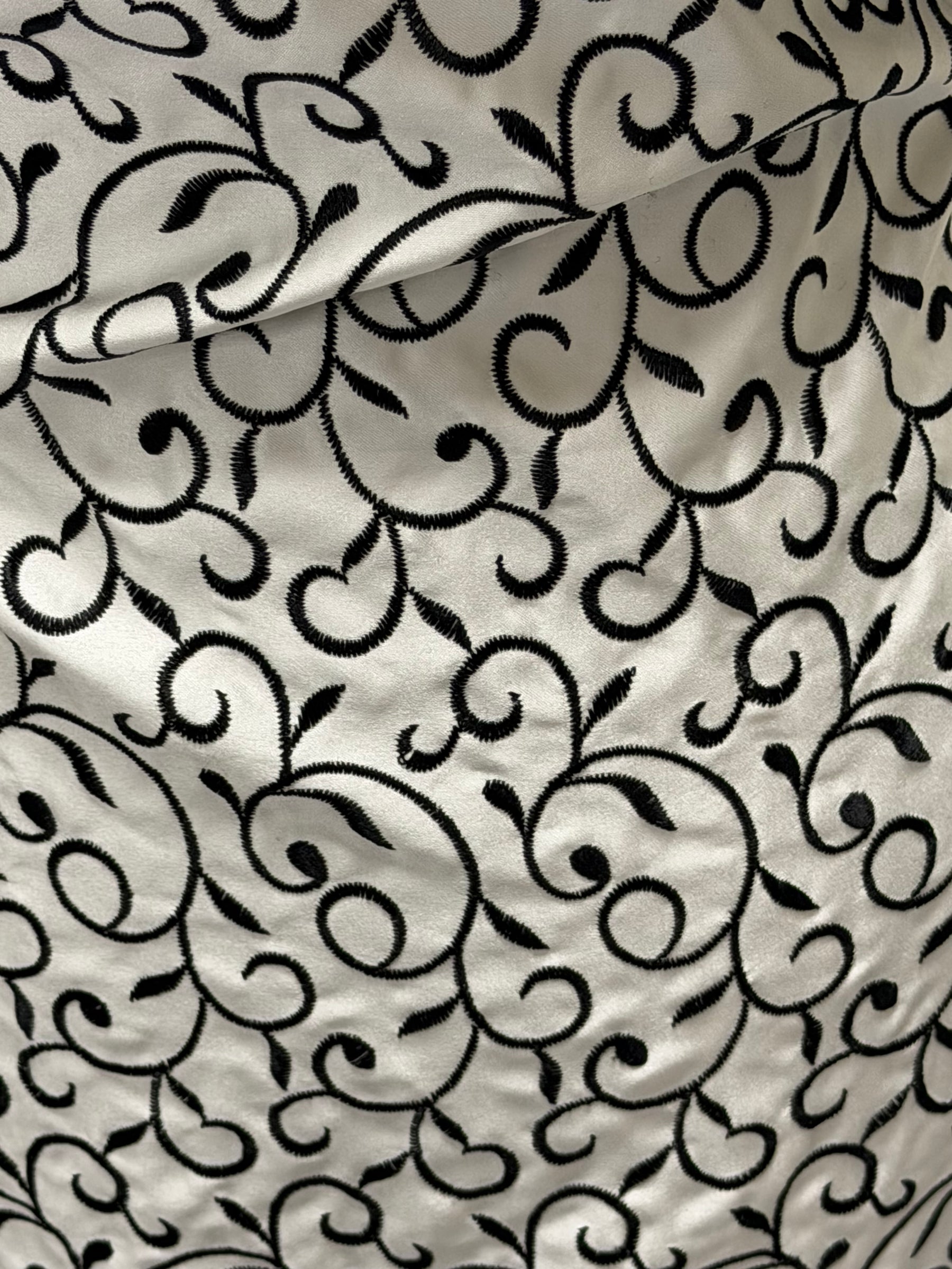 Satin duchesse brodé ivoire/noir - P476