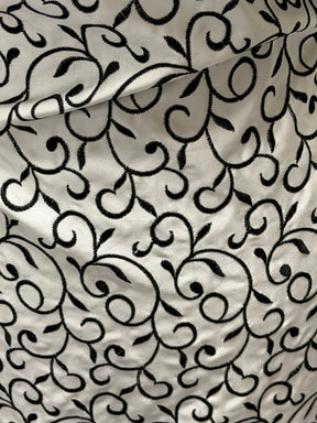 Satin duchesse brodé ivoire/noir - P476