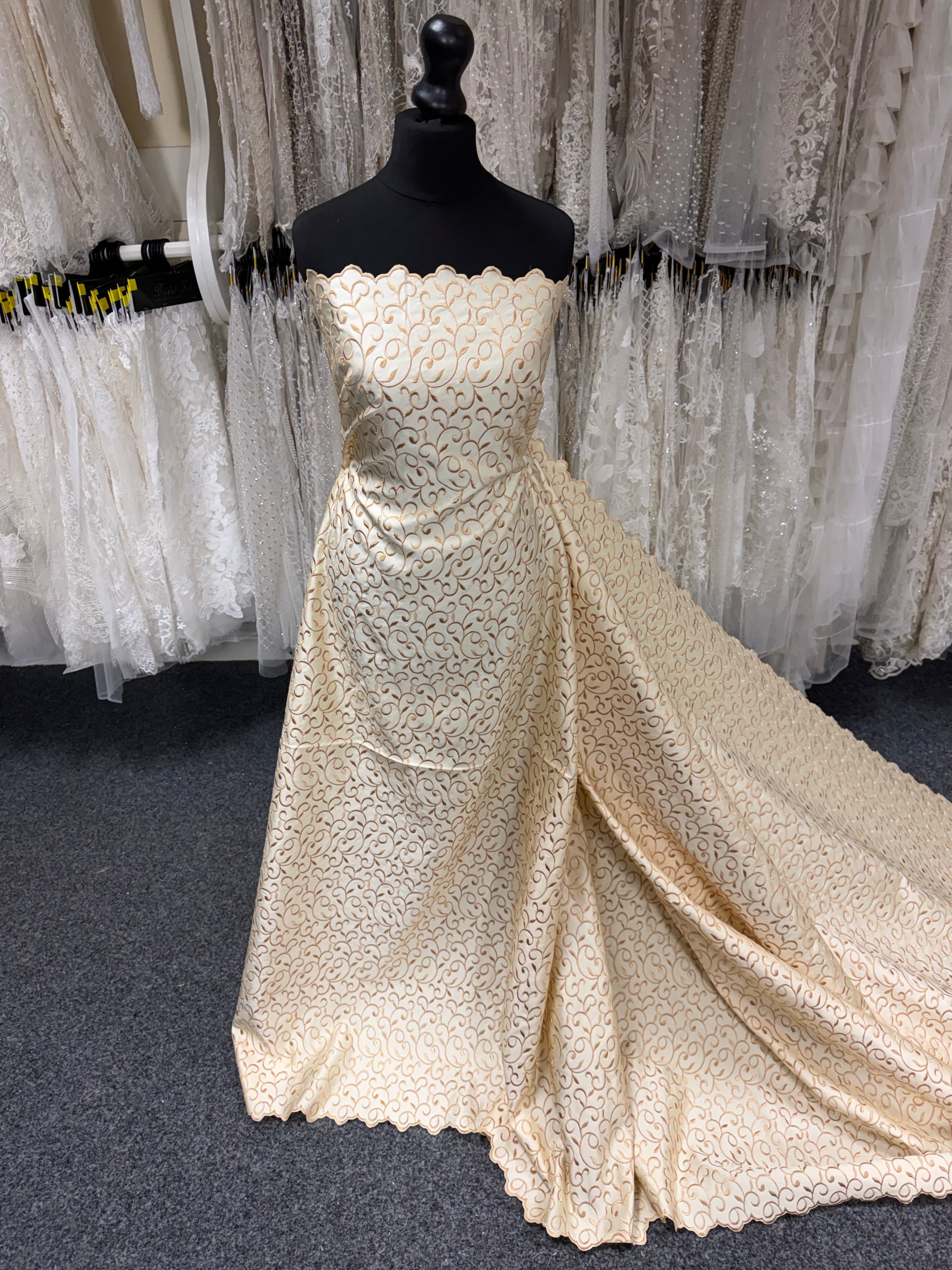 Satin Duchesse brodé or clair/or foncé - P476