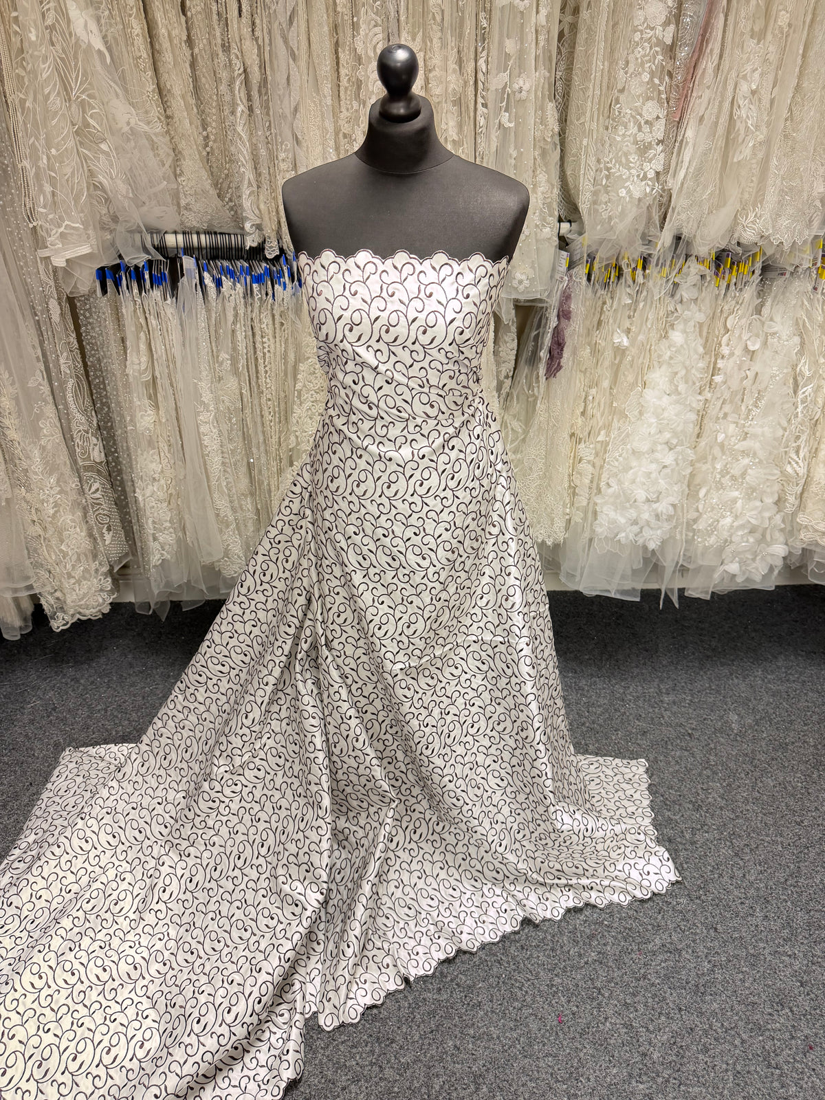 Satin duchesse brodé ivoire/chocolat - P476