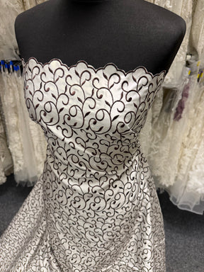 Satin duchesse brodé ivoire/chocolat - P476