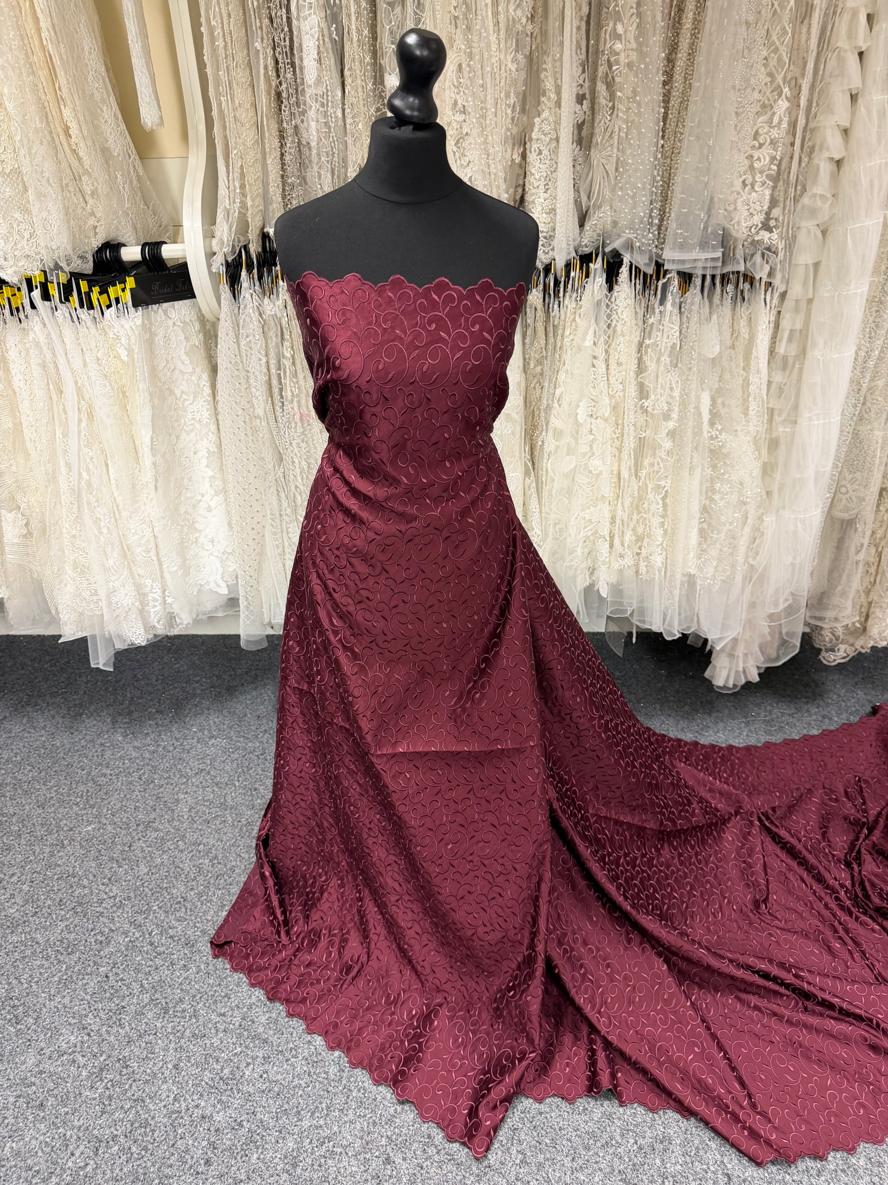 Satin duchesse brodé lie-de-vin foncé - P476