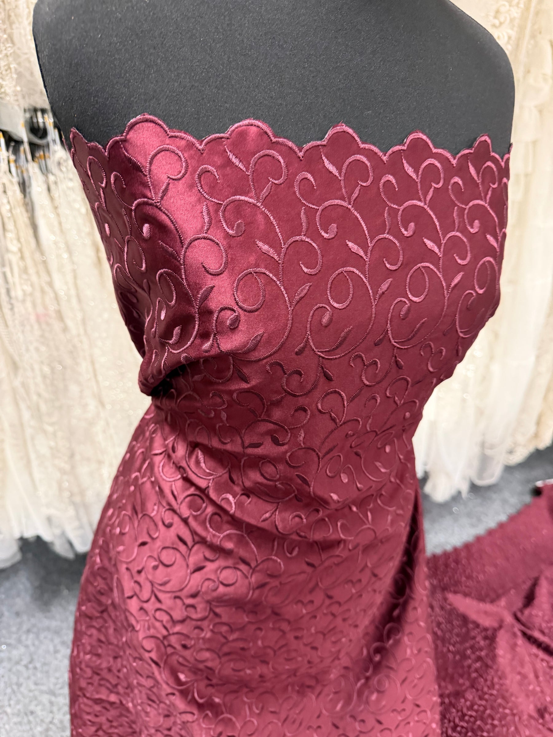 Satin duchesse brodé lie-de-vin foncé - P476
