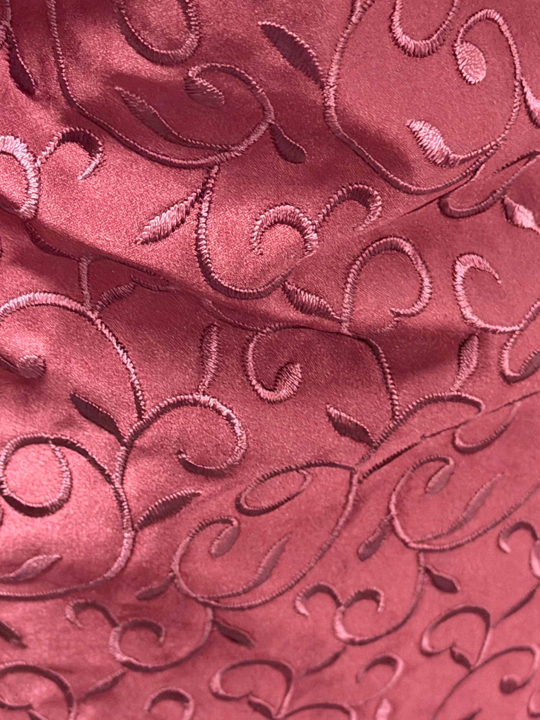 Satin duchesse brodé lie-de-vin foncé - P476