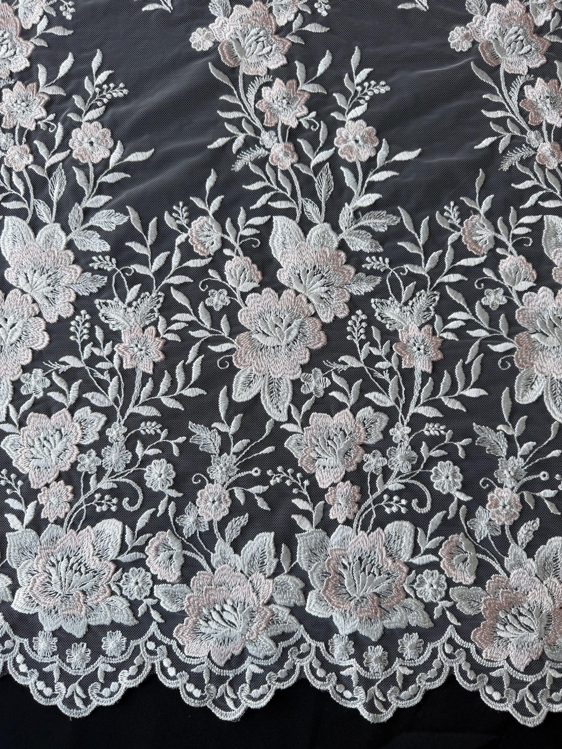 Dentelle brodée ivoire et rose - EB5032