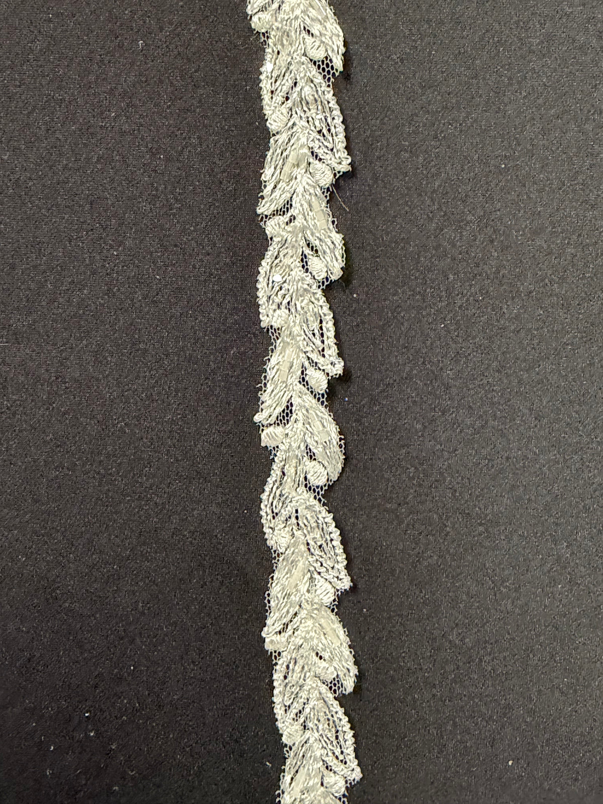 Galon en ivoire perles et paillettes - T930