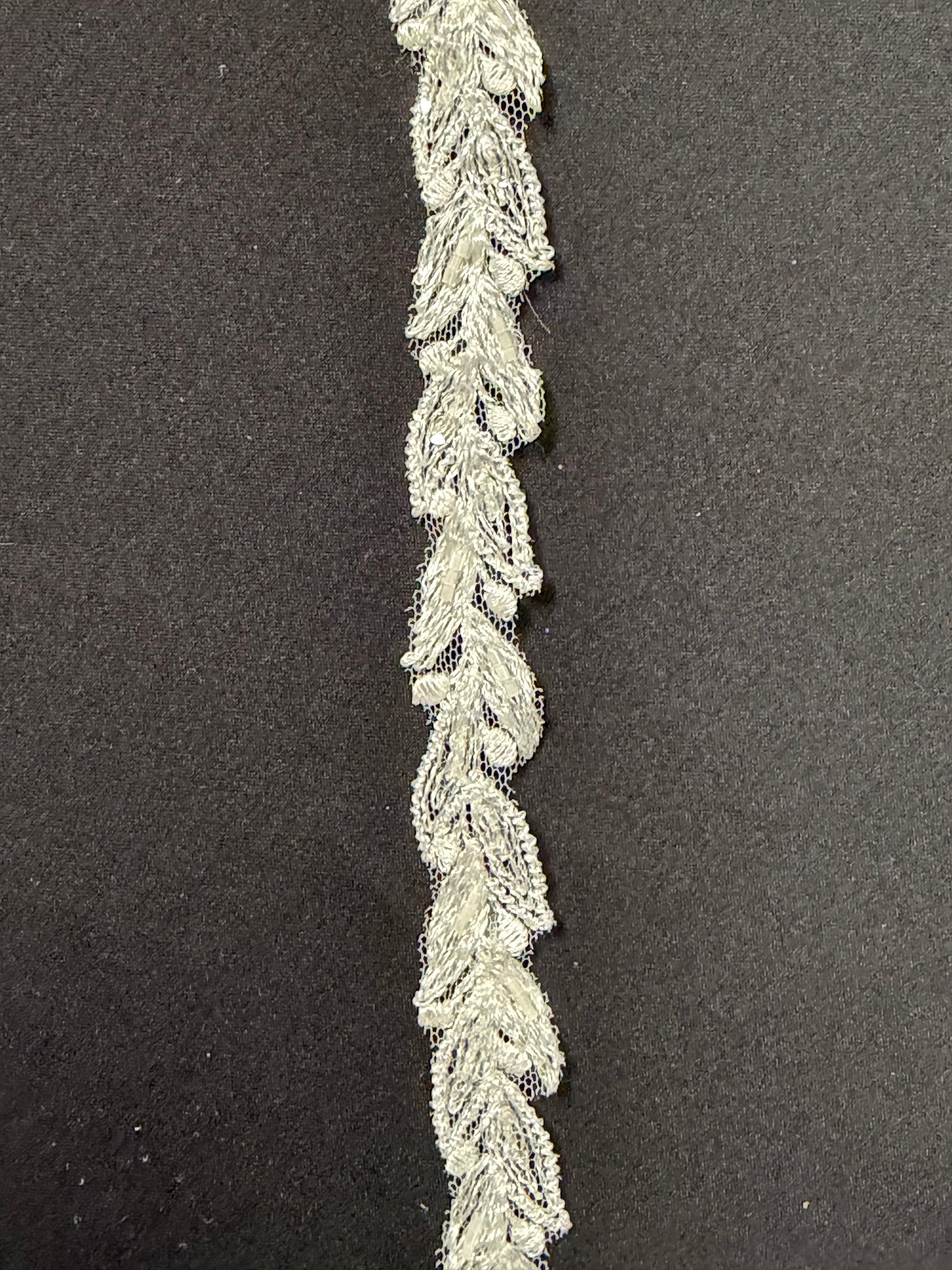 Galon en ivoire perles et paillettes - T930