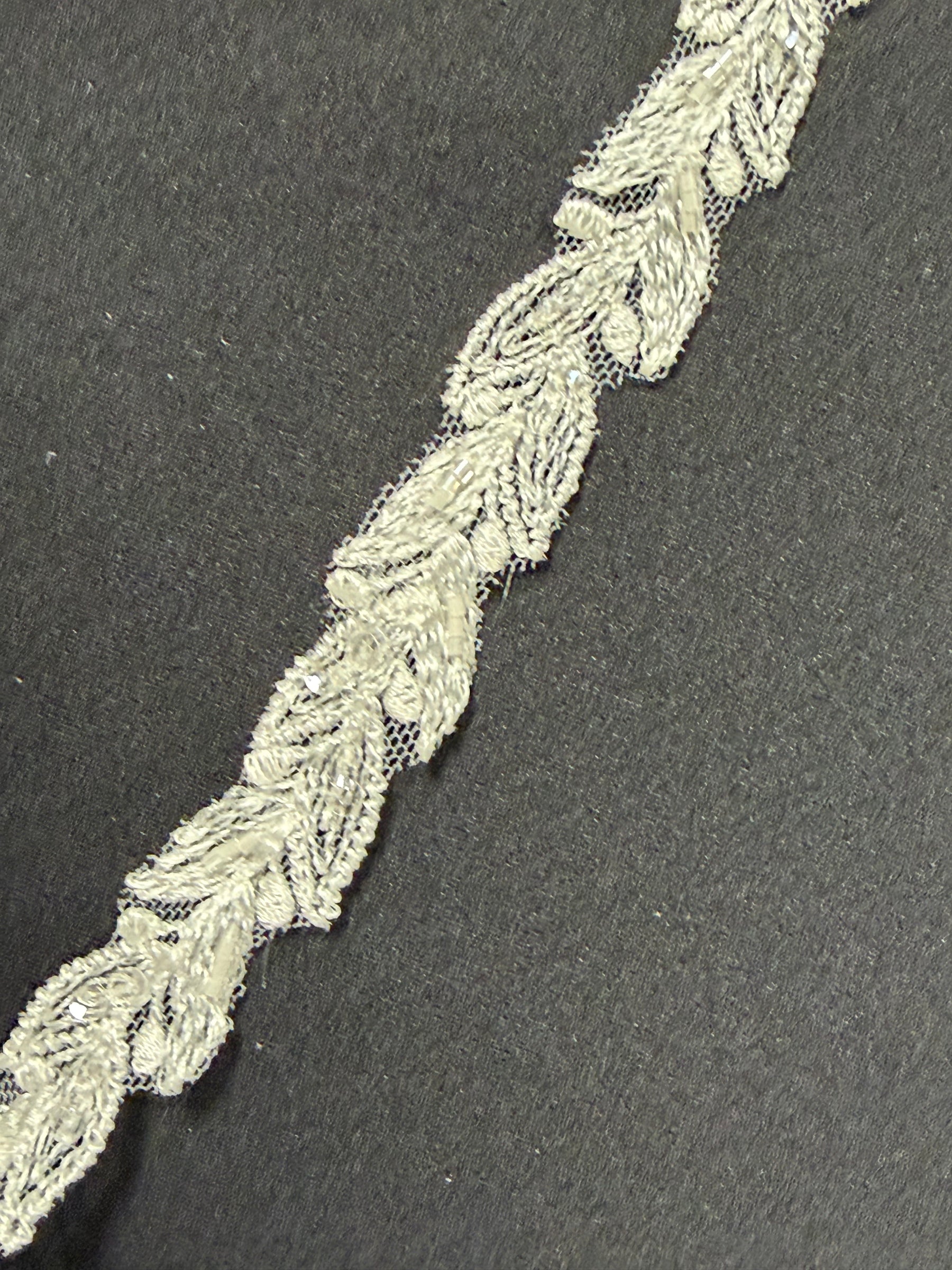 Galon en ivoire perles et paillettes - T930