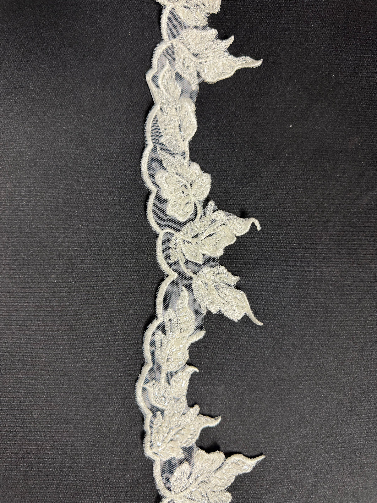 Bordure à perles et sequins ivoire - T928