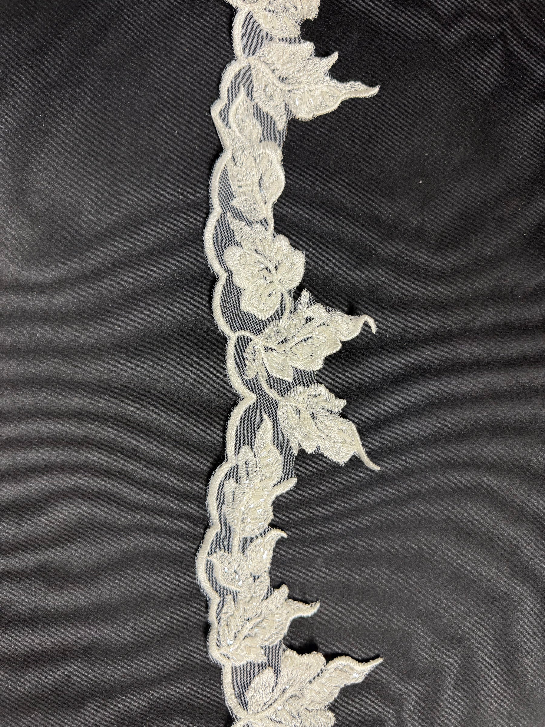 Bordure à perles et sequins ivoire - T928