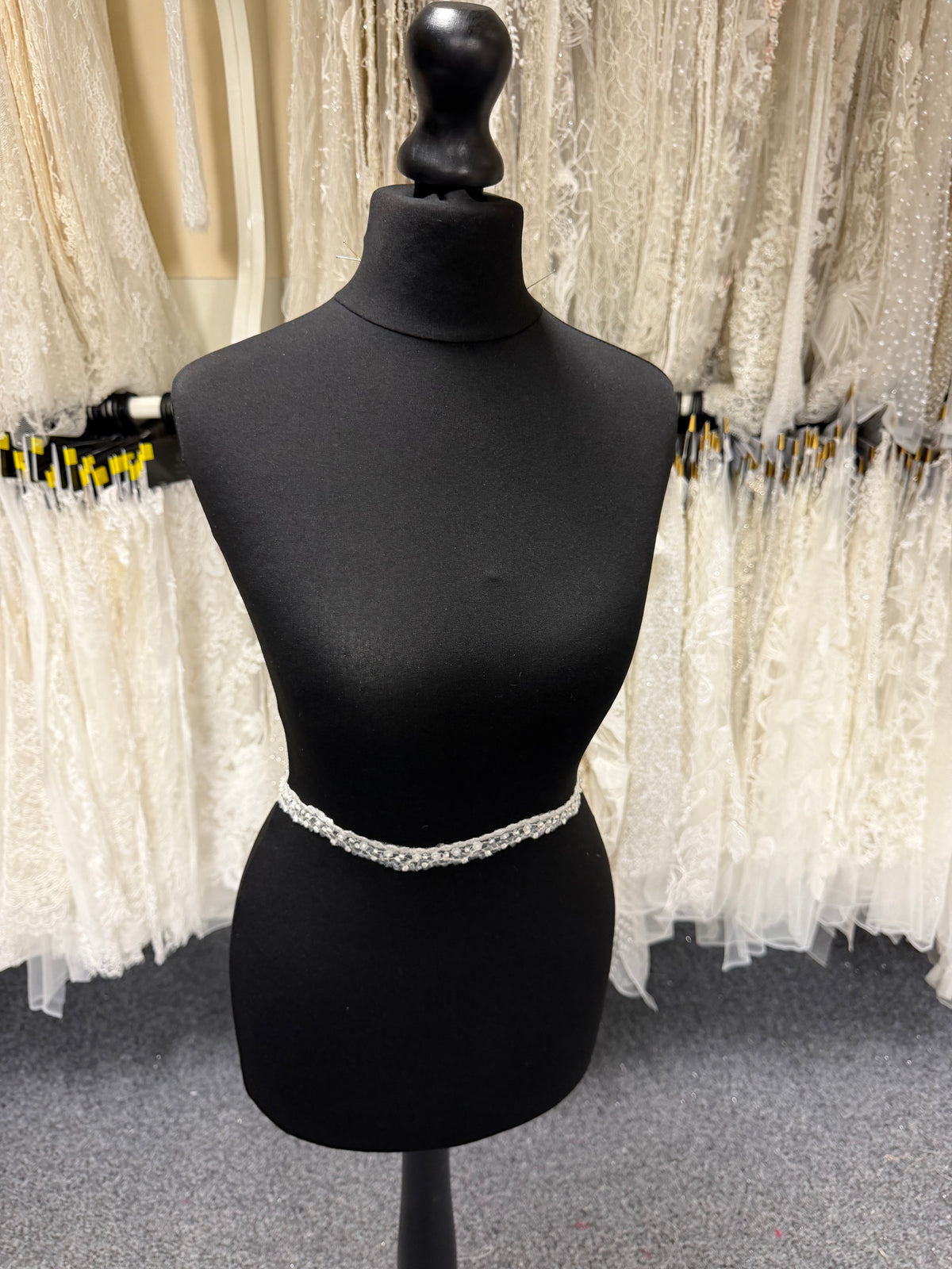 Galon de perles et de sequins ivoire - T929