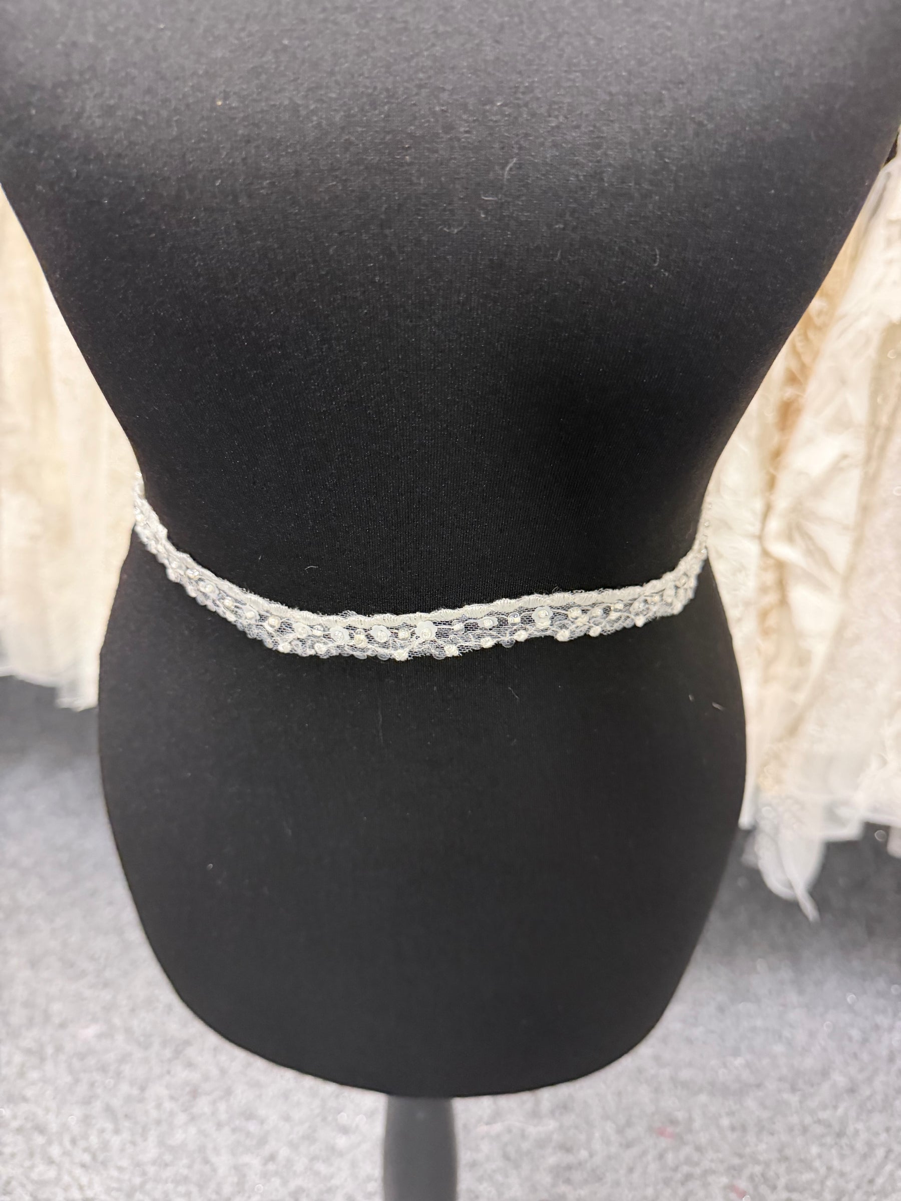 Galon de perles et de sequins ivoire - T929