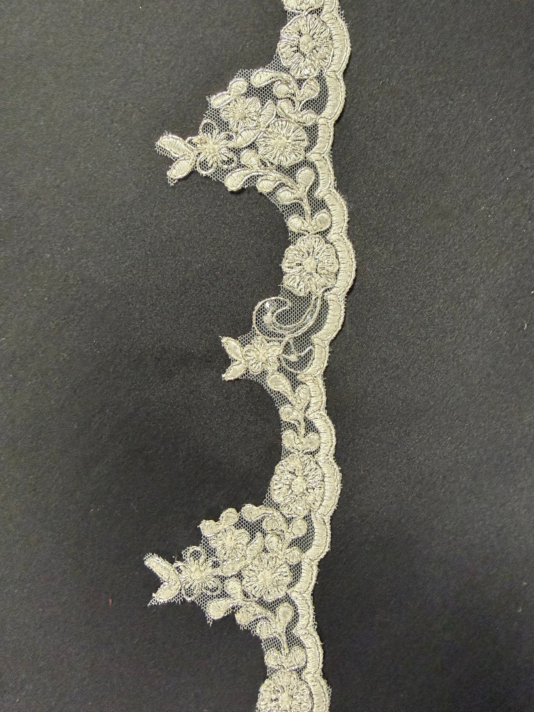 Bordure perlée ivoire/argent métallisé - T953