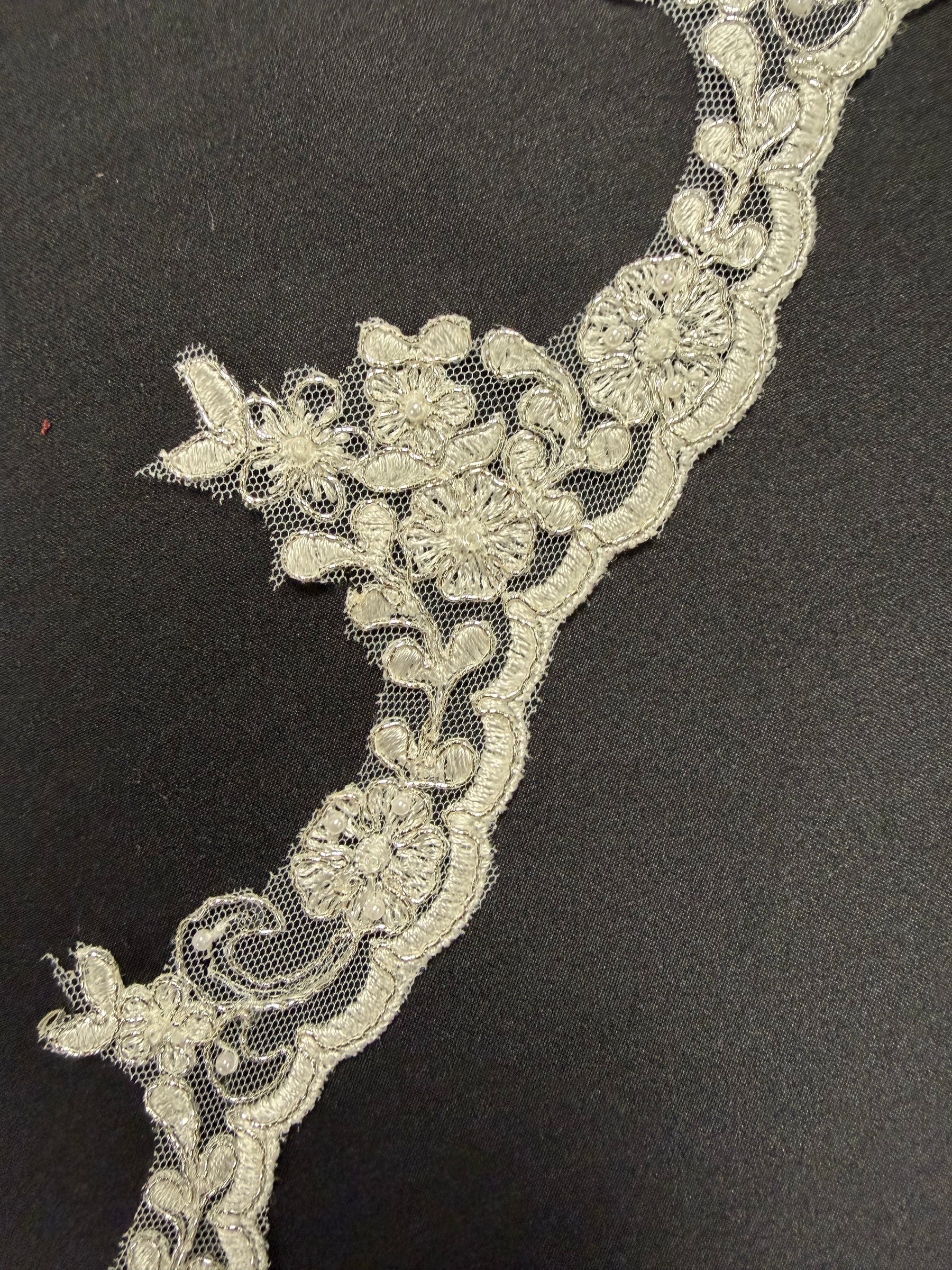 Bordure perlée ivoire/argent métallisé - T953