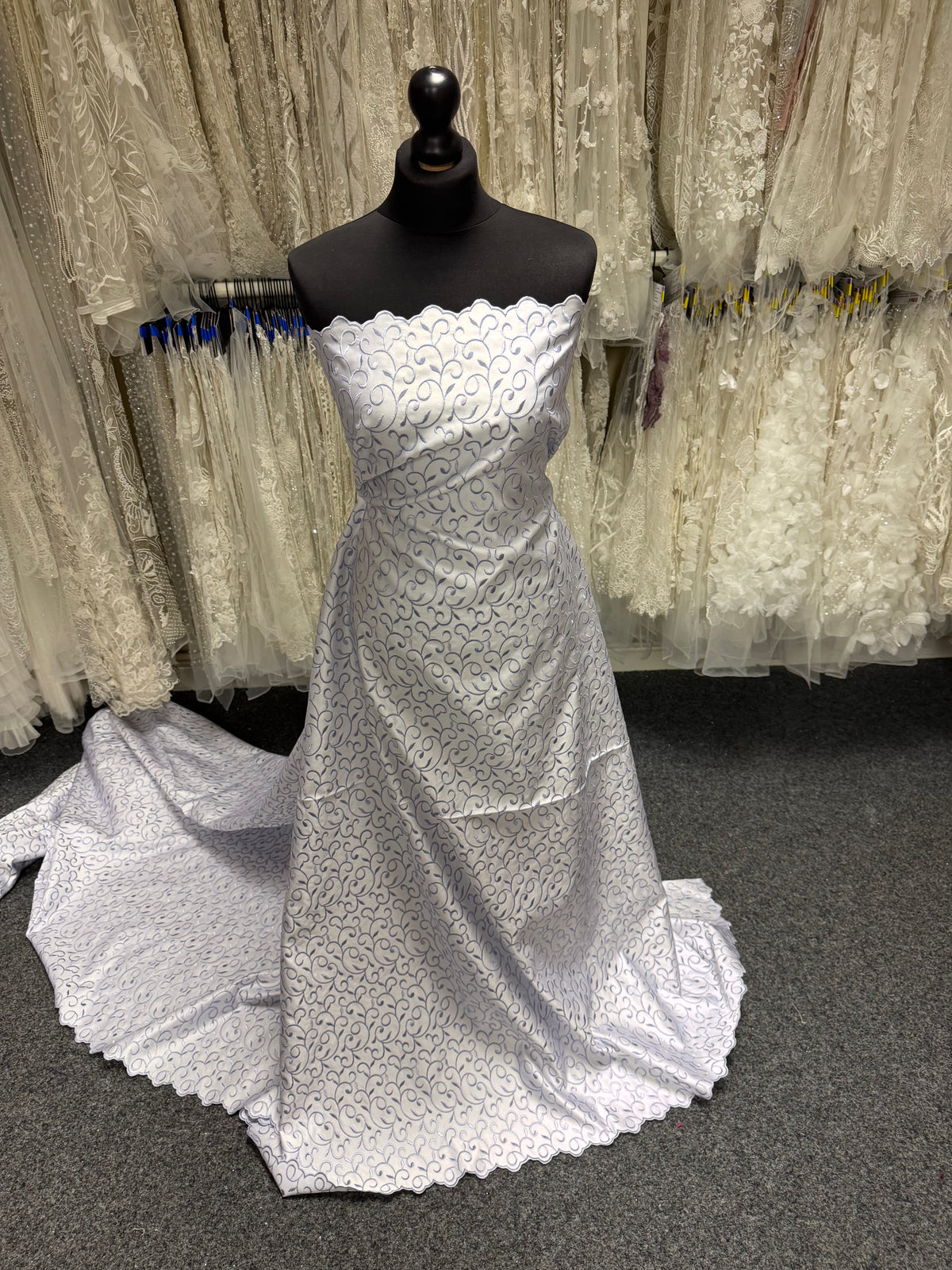 Satin duchesse brodé blanc/lilas - P476