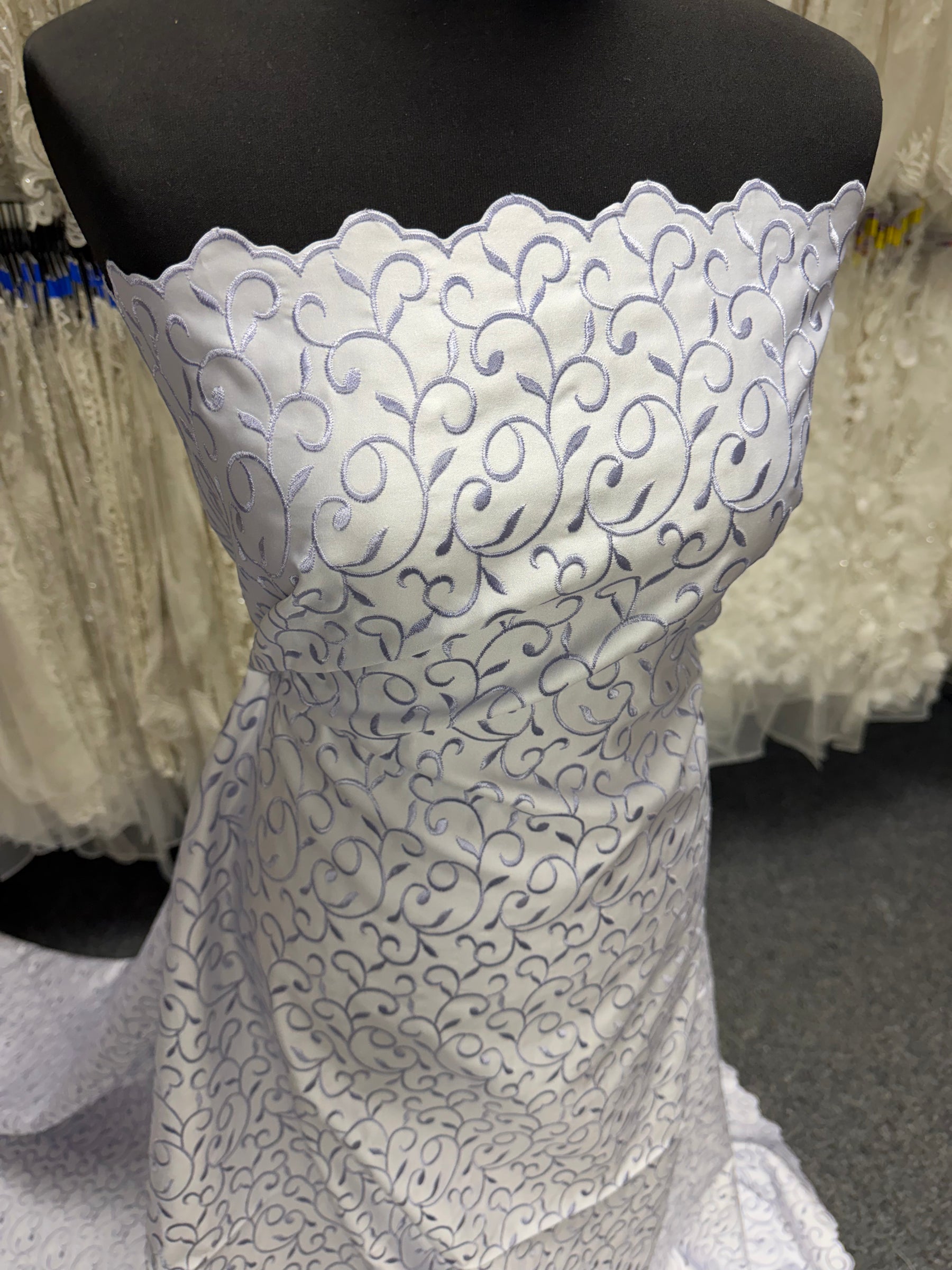 Satin duchesse brodé blanc/lilas - P476