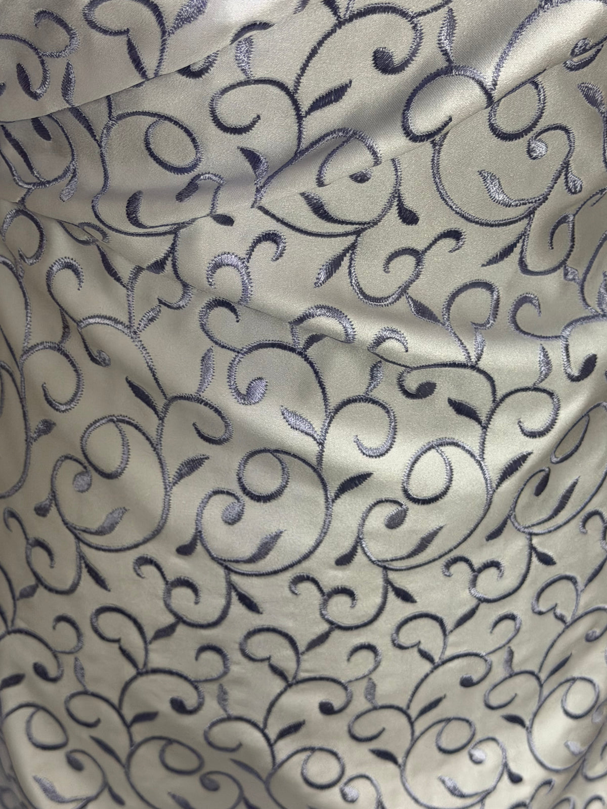 Satin duchesse brodé blanc/lilas - P476