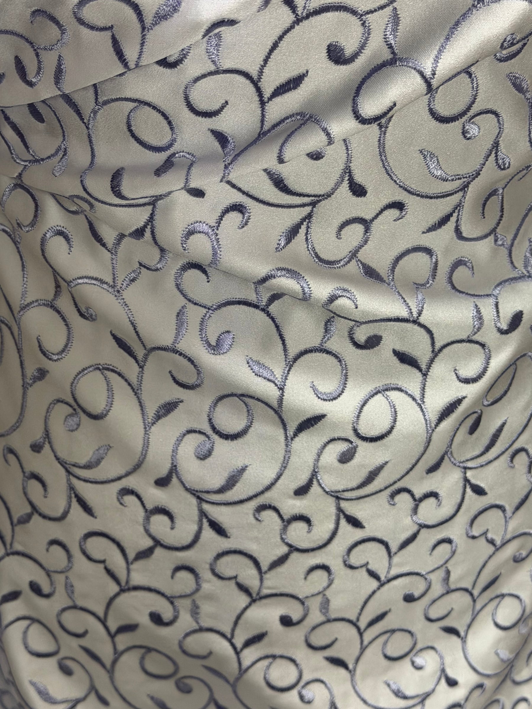 Satin duchesse brodé blanc/lilas - P476