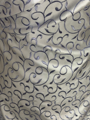 Satin duchesse brodé blanc/lilas - P476