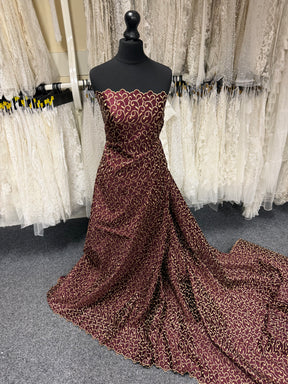 Satin Duchesse brodé bordeaux/doré foncé - P476