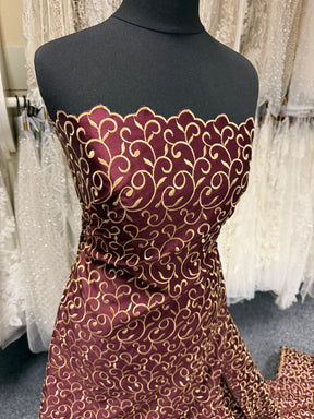 Satin Duchesse brodé bordeaux/doré foncé - P476