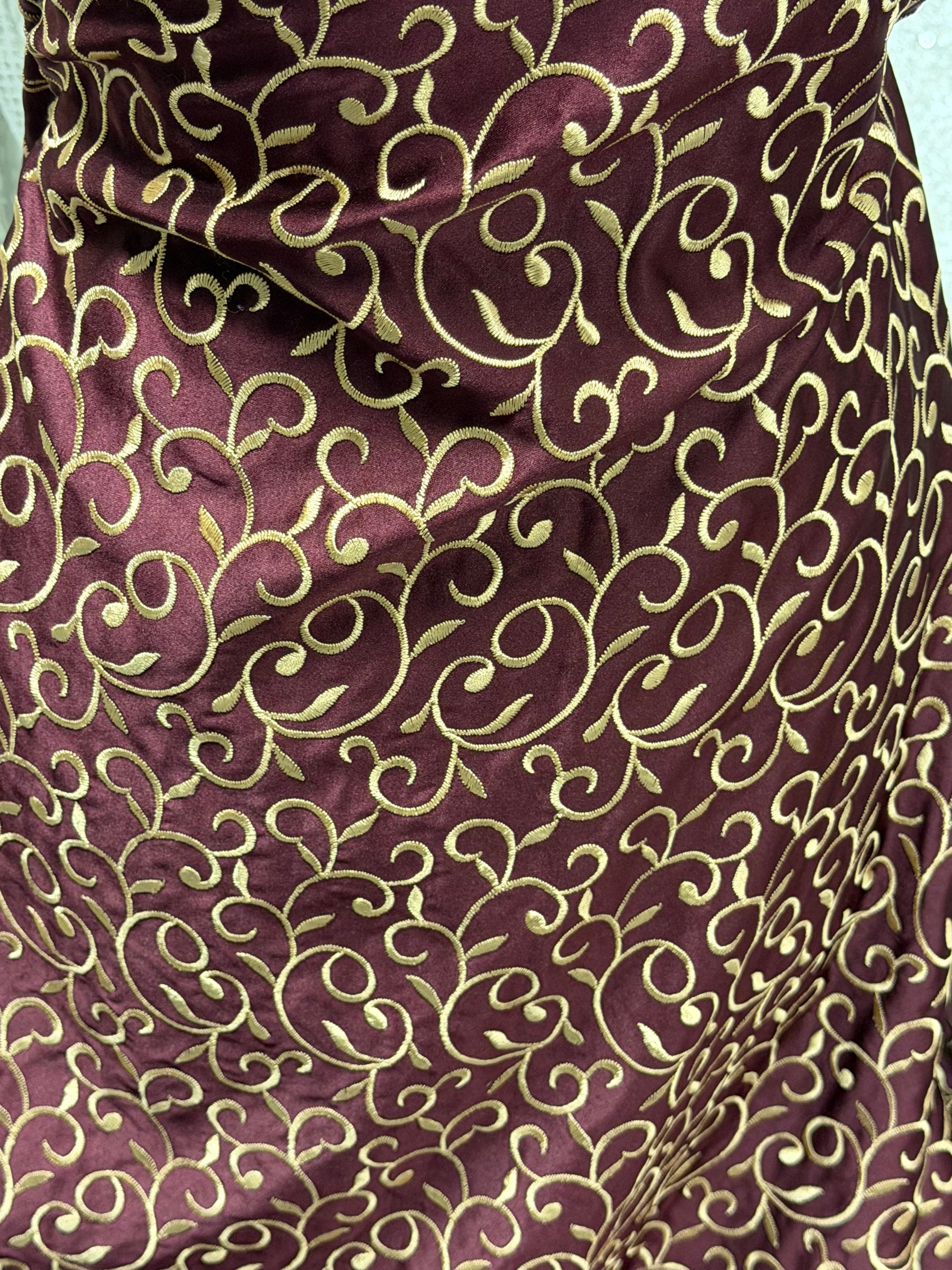 Satin Duchesse brodé bordeaux/doré foncé - P476