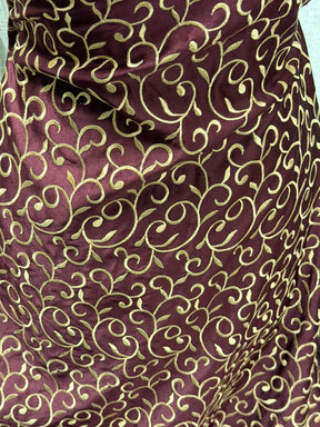 Satin Duchesse brodé bordeaux/doré foncé - P476