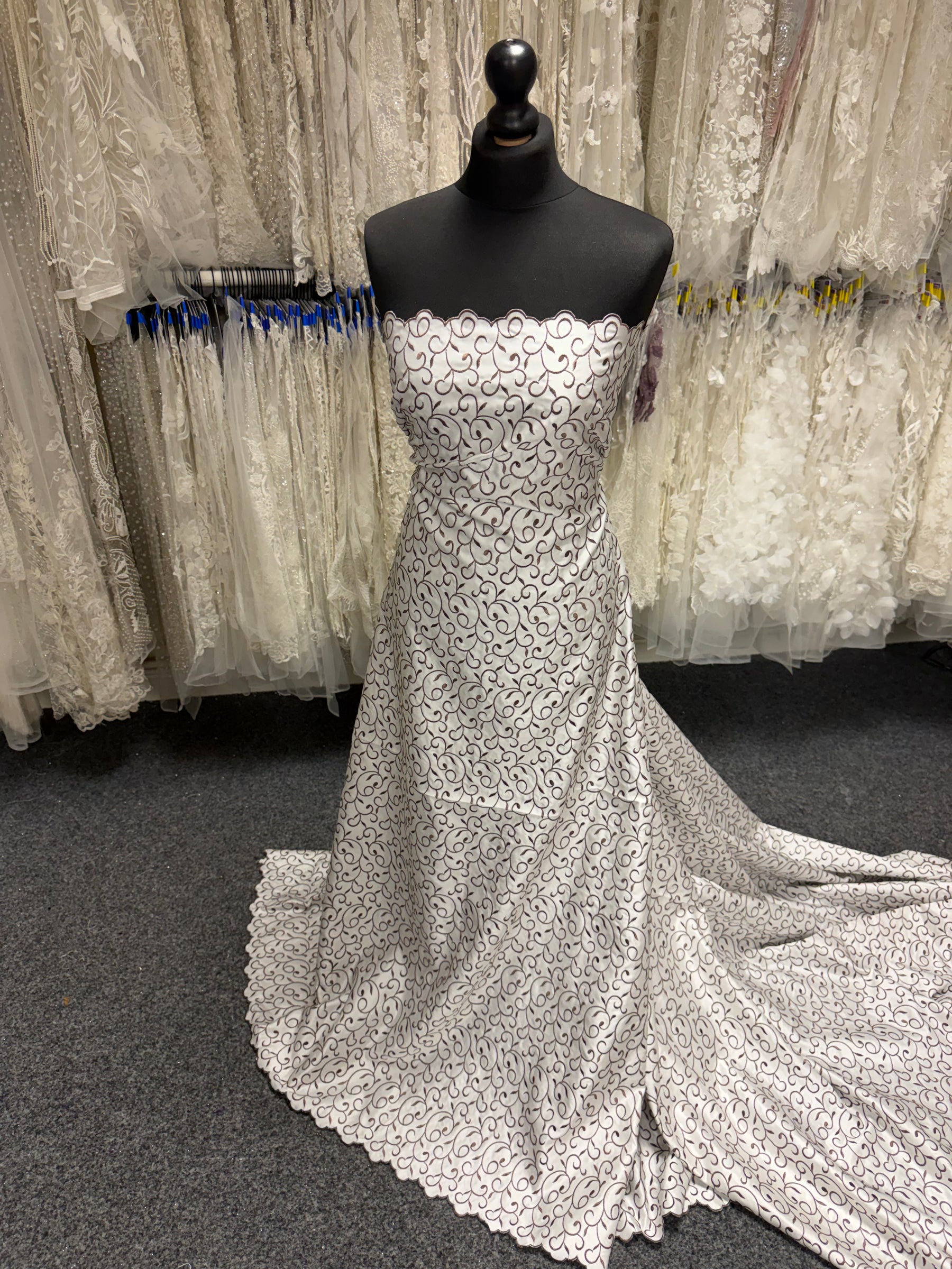 Satin duchesse brodé ivoire/cacao moyen - P476