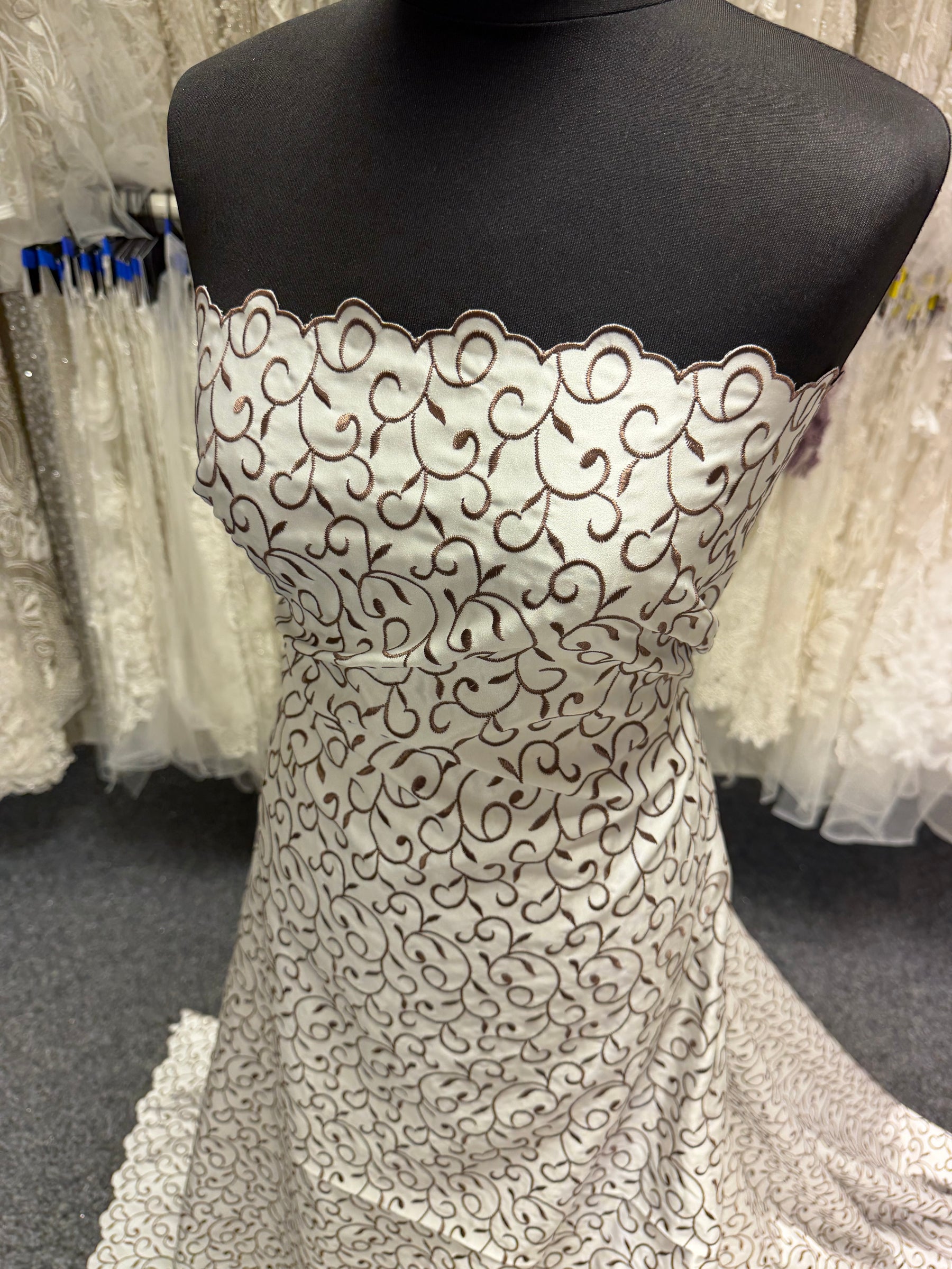 Satin duchesse brodé ivoire/cacao moyen - P476