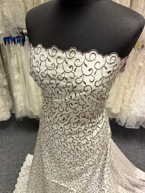 Satin duchesse brodé ivoire/cacao moyen - P476