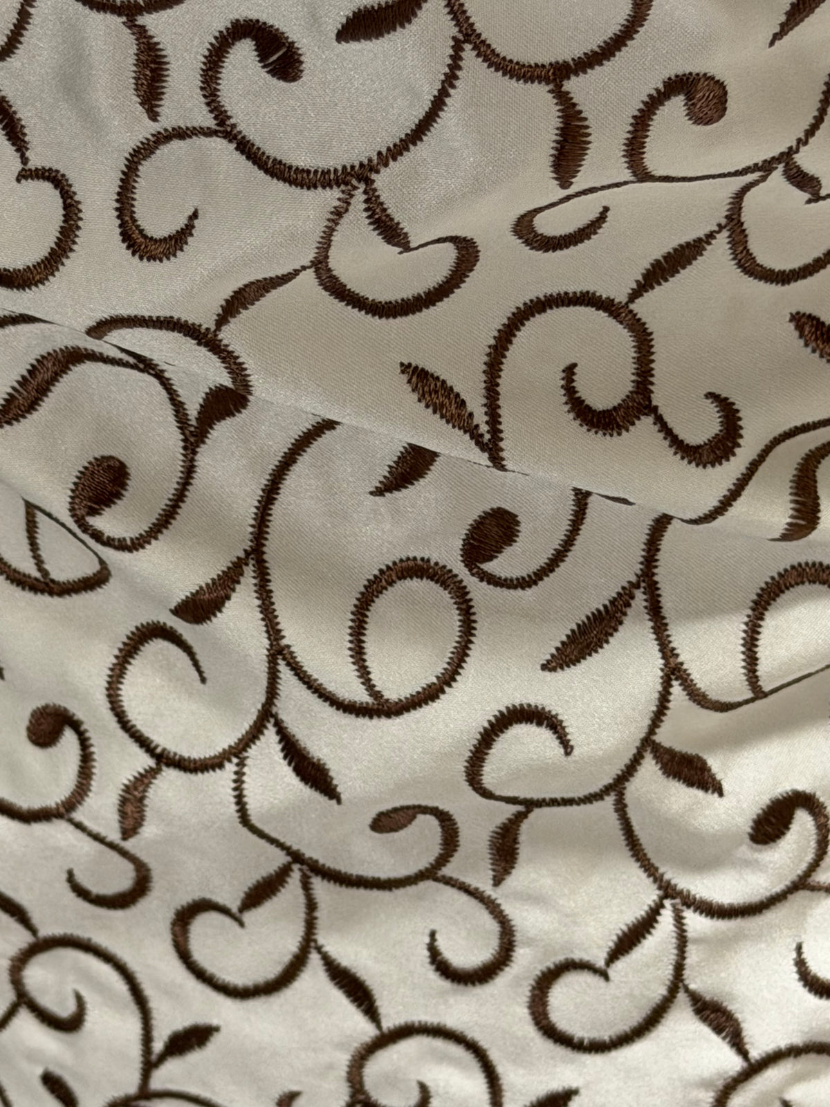 Satin duchesse brodé ivoire/cacao moyen - P476
