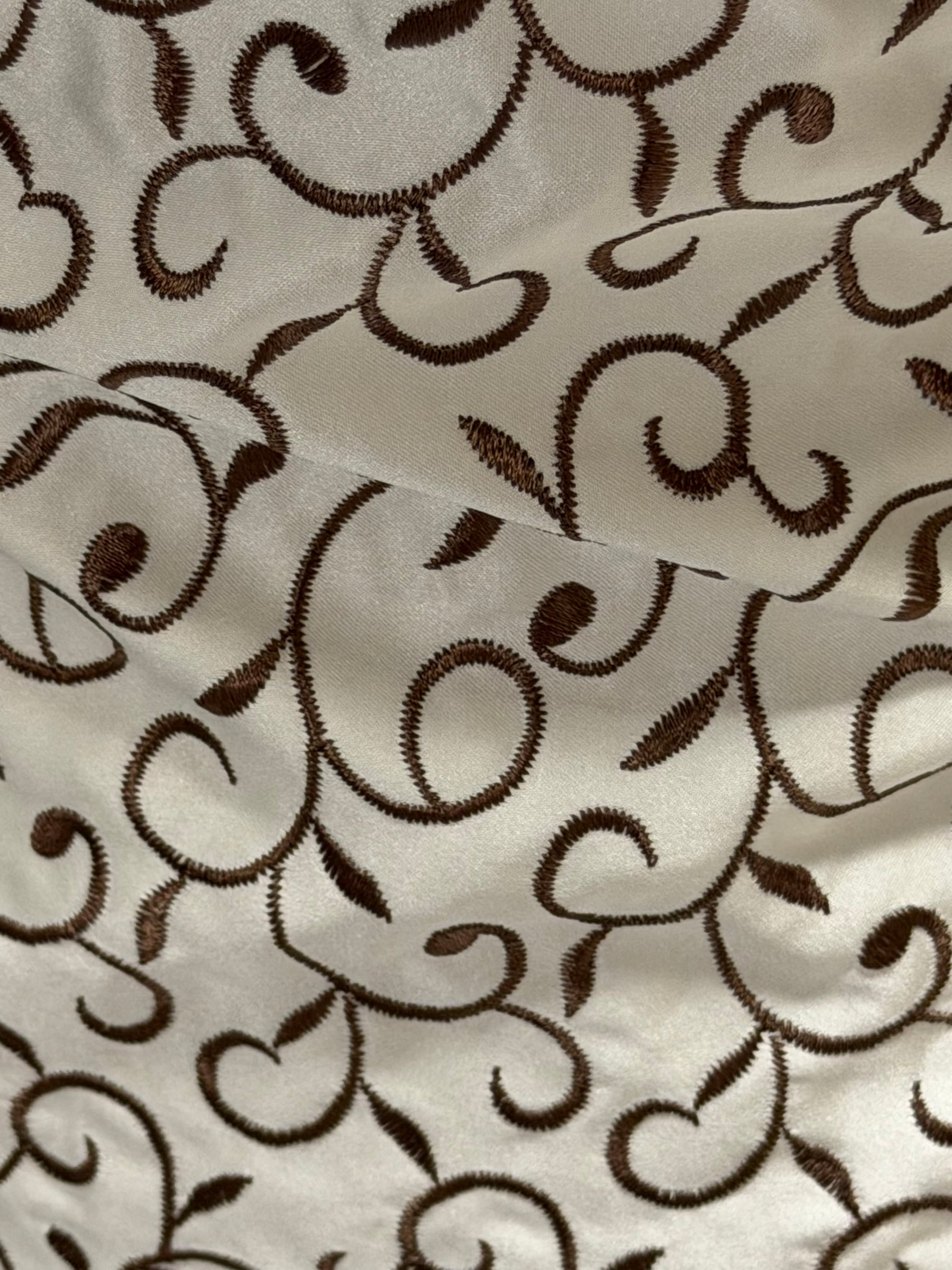 Satin duchesse brodé ivoire/cacao moyen - P476