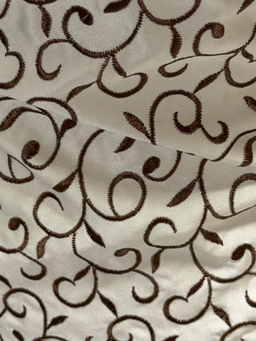 Satin duchesse brodé ivoire/cacao moyen - P476