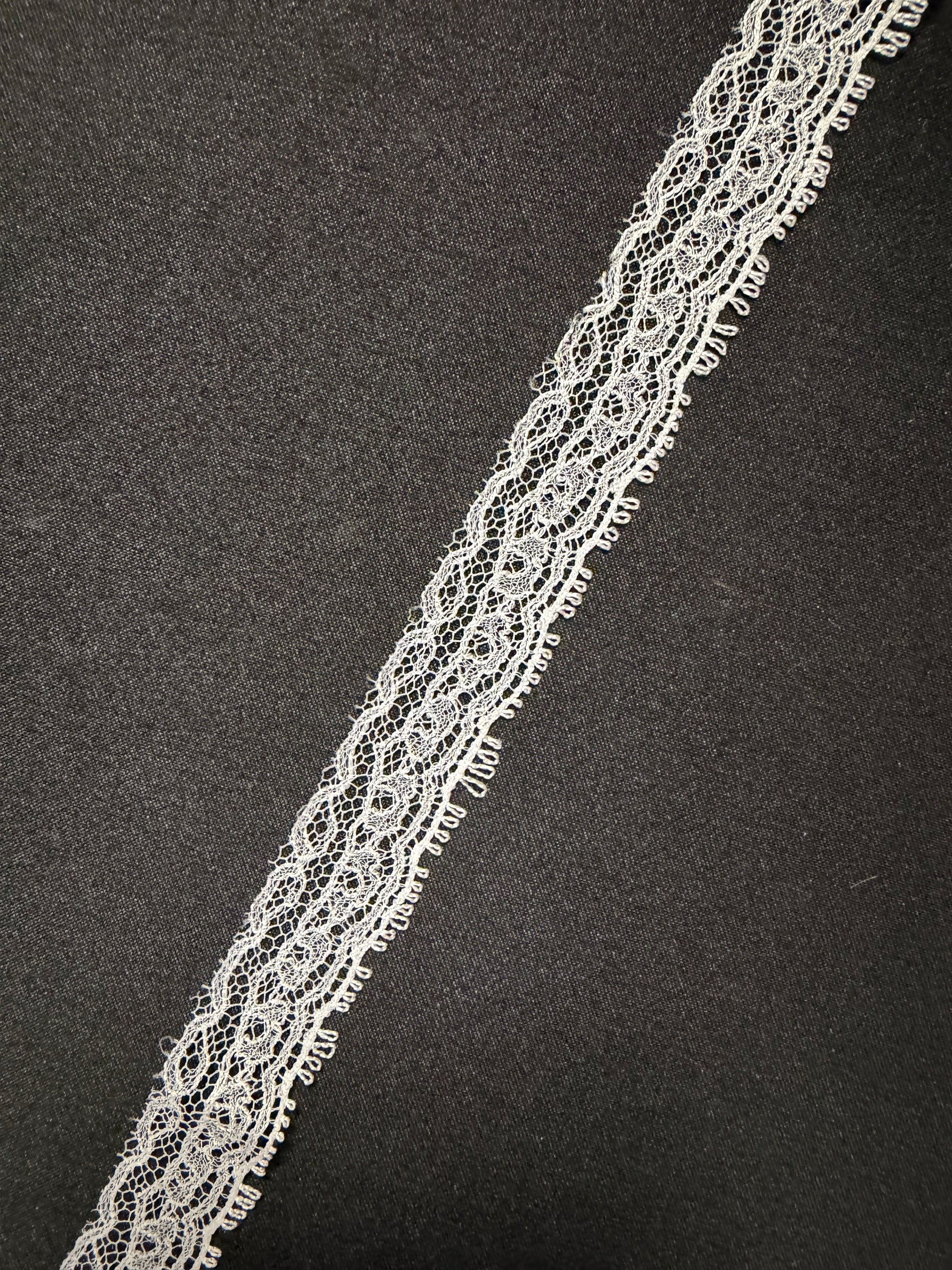 Dentelle festonnée française blanche - T923