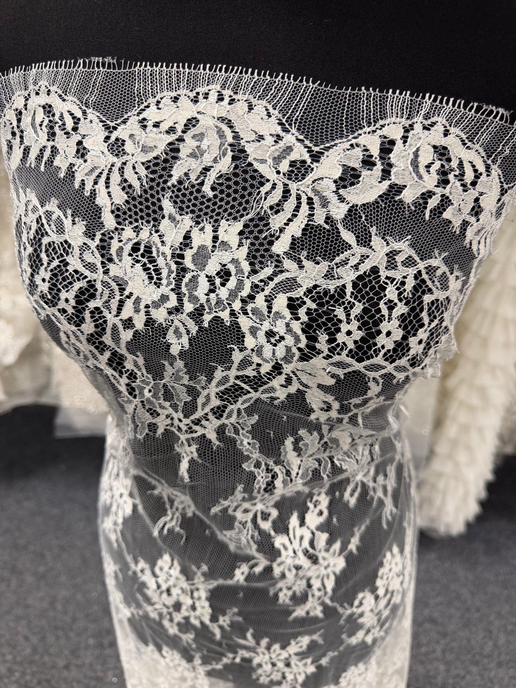 Dentelle Chantilly ivoire - P302