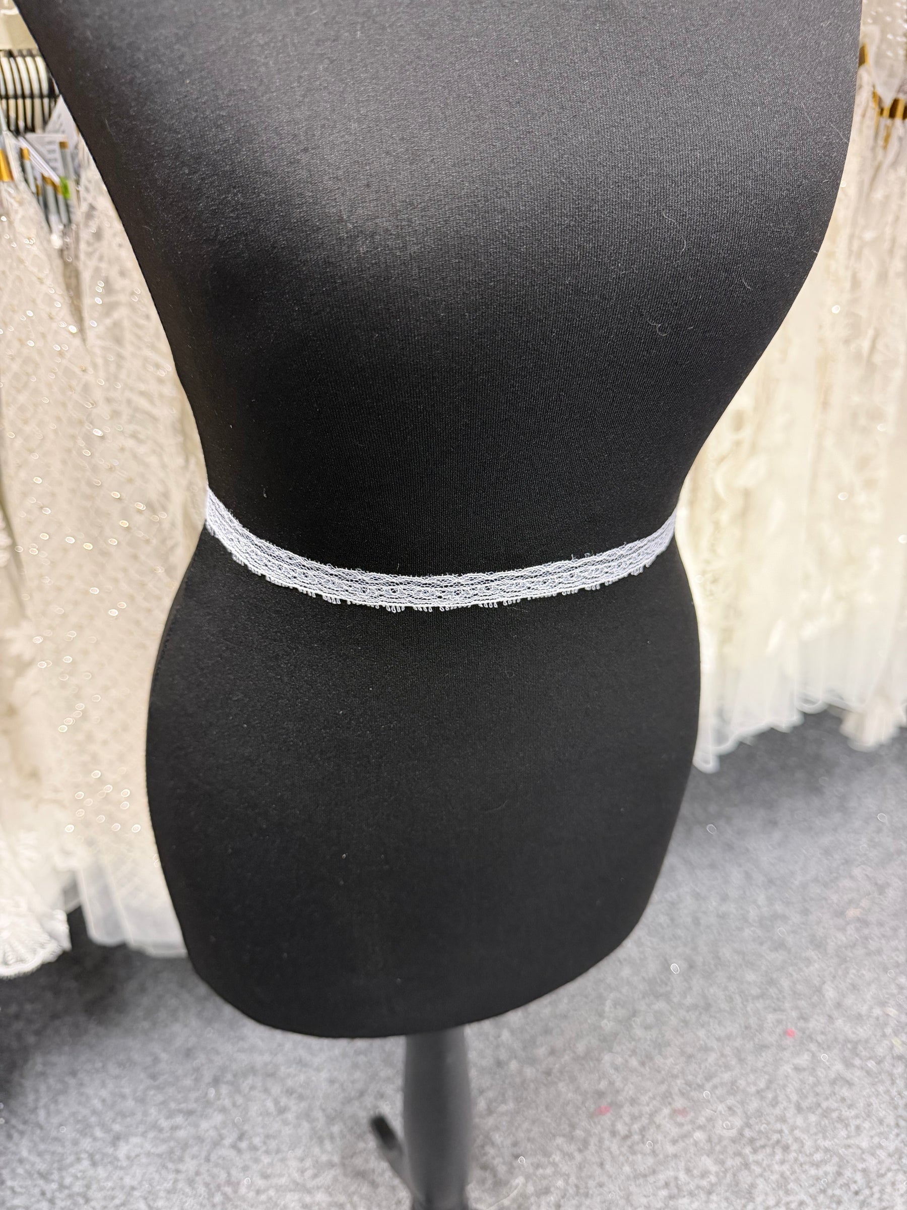 Dentelle festonnée française blanche - T923